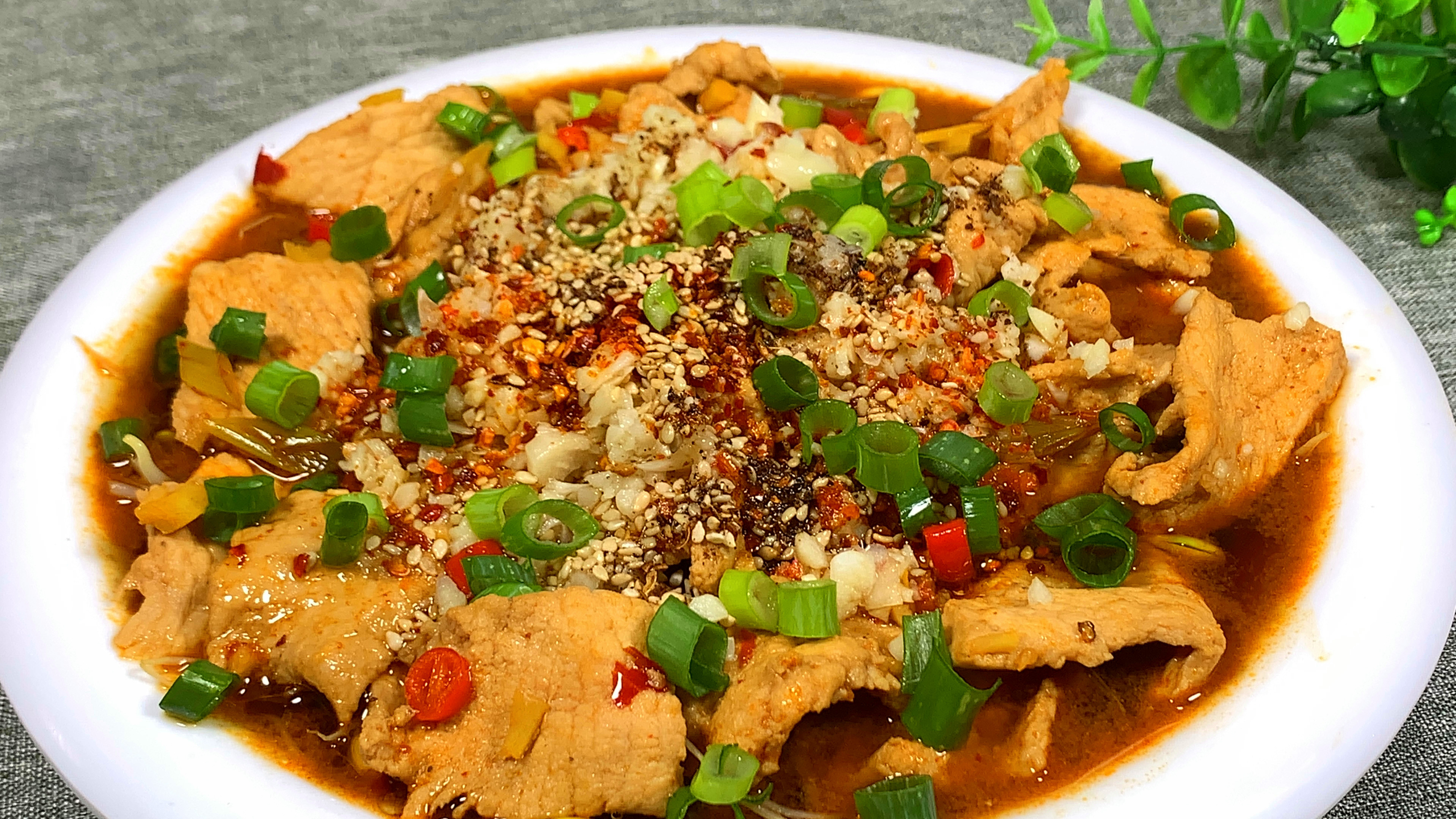 水煮肉片原来这么简单，掌握这个窍门，肉片鲜嫩入味，真是太香了