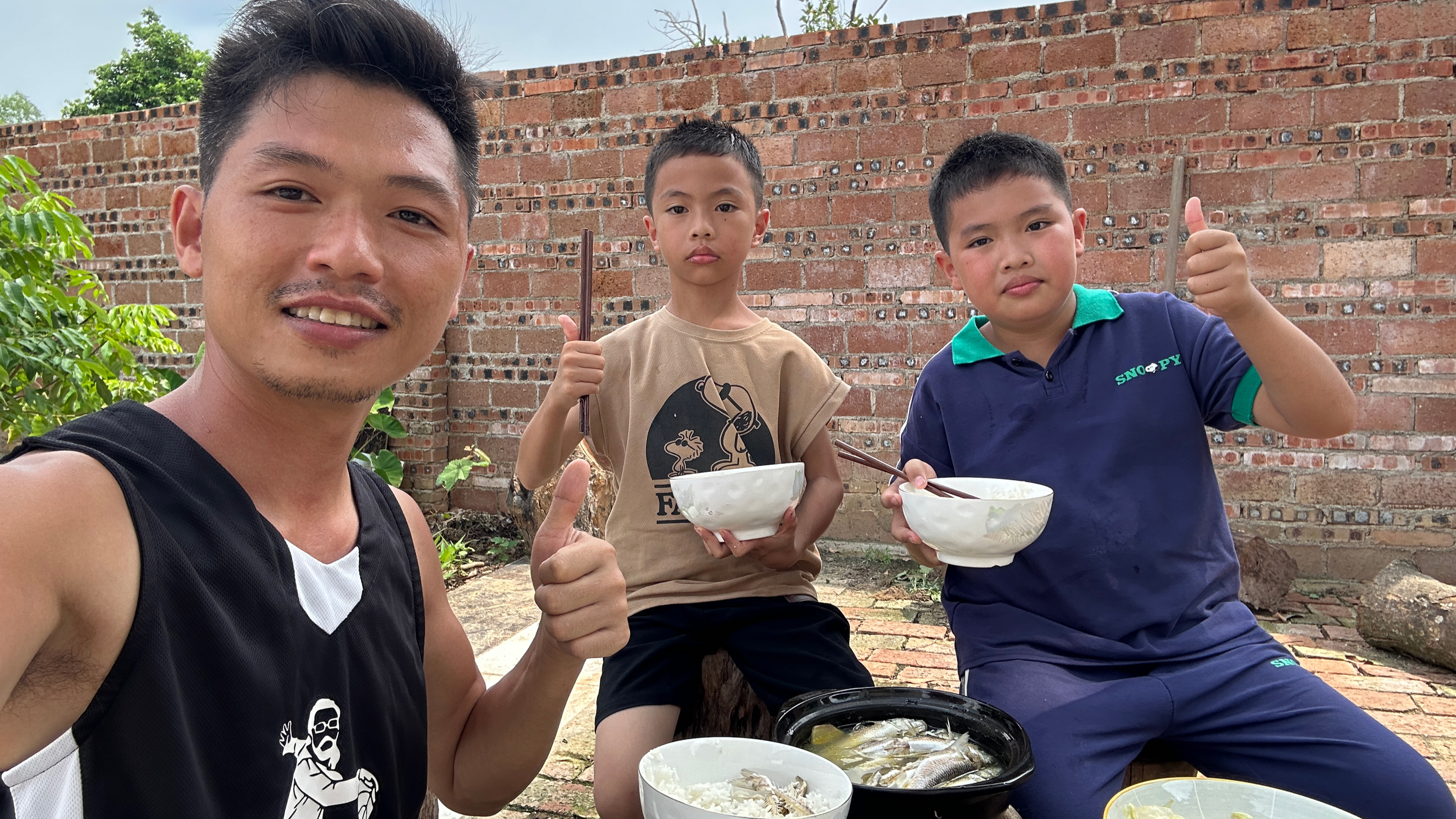 海口里的海鱼太多,二哥和小孩直接抓一锅,味道鲜美鱼肉嫩滑