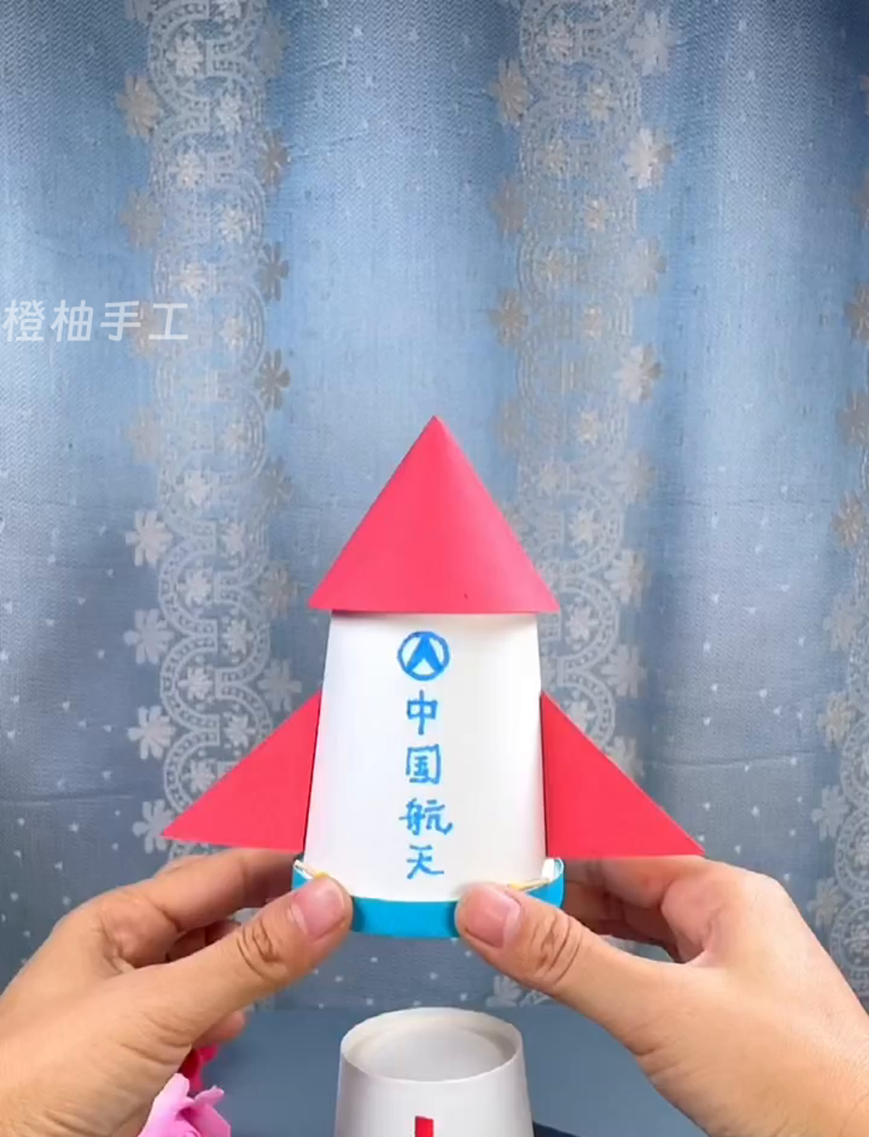 跟孩子一起动手做能发射的纸杯火箭