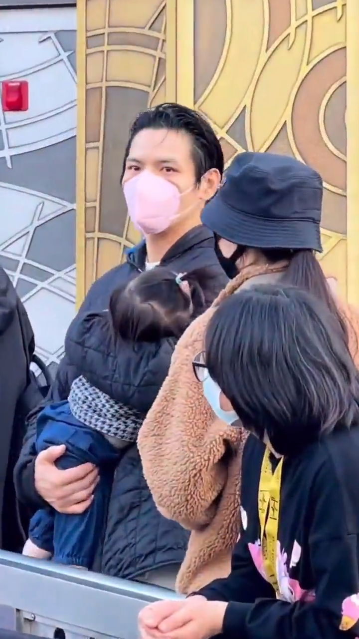 北京环球影城偶遇向佐郭碧婷夫妇,向佐抱女儿的姿势很娴熟,一家三口好