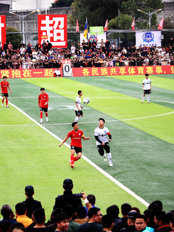 贵州"村超"足球现场远距离,倒挂金钩"重炮轰门"进球