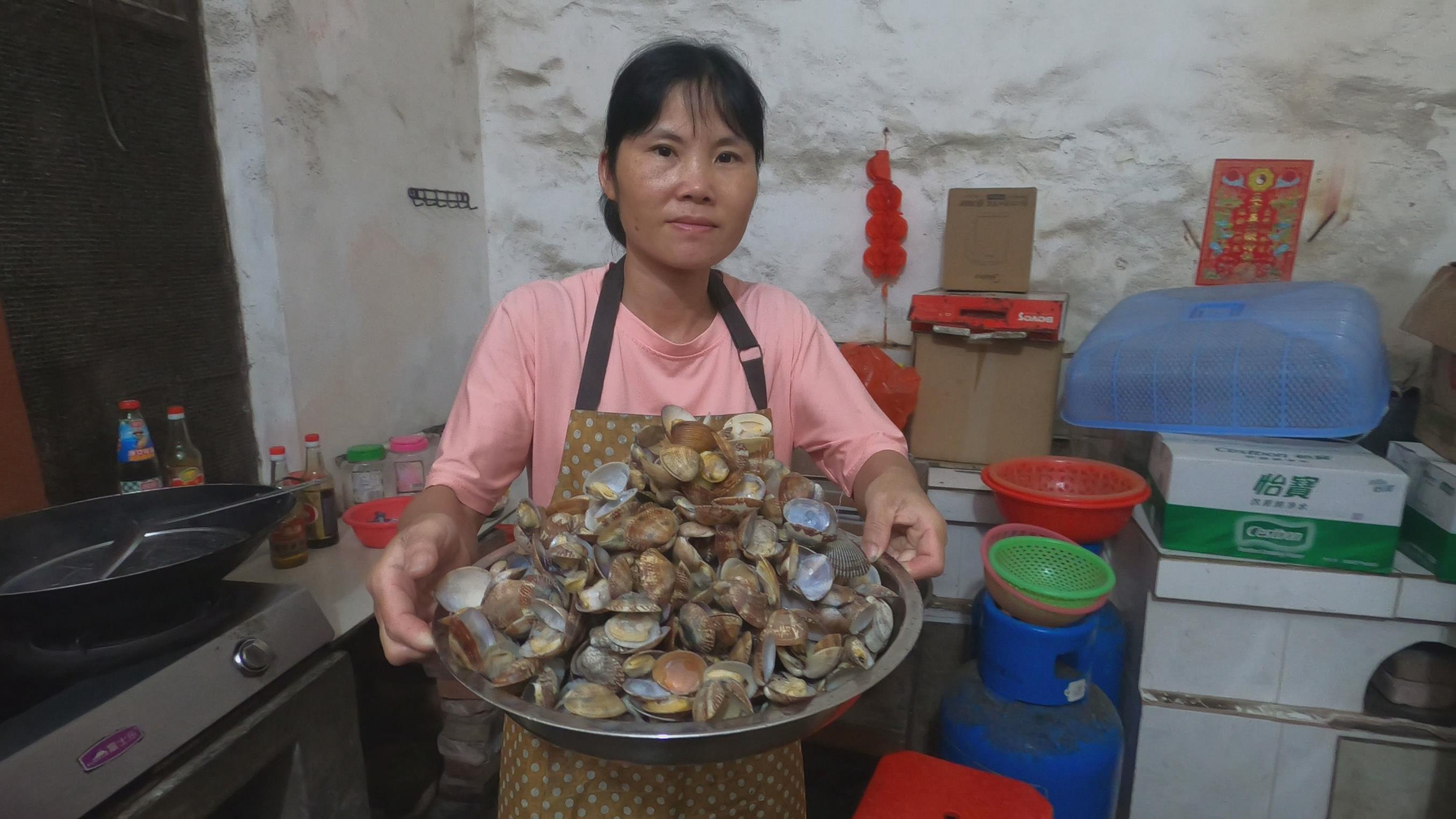 小池又挖回花甲和沙虫干煲汤,做丰富的美食招待来家里吃饭的网友
