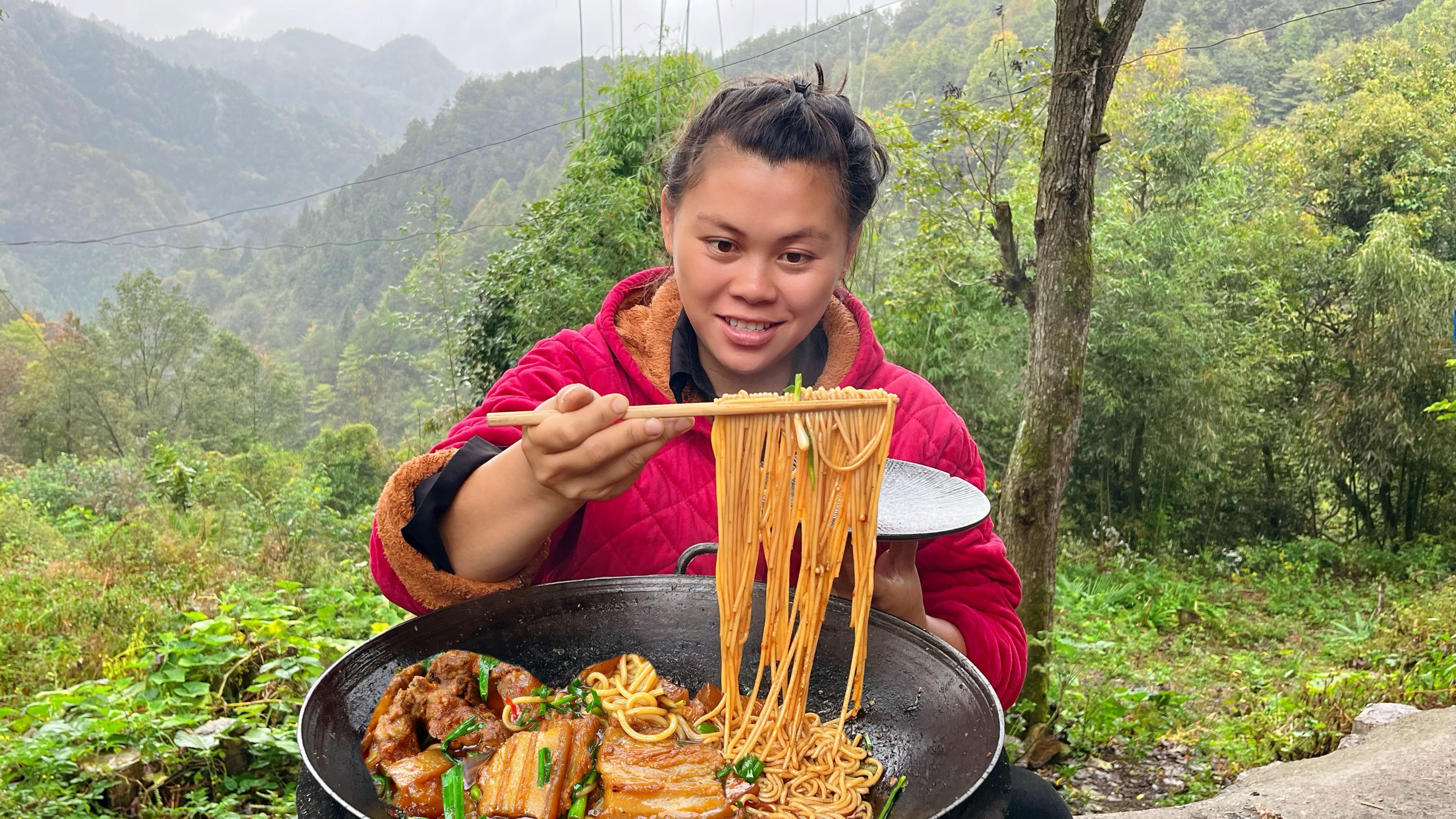 今天欧妹做个猪肉白菜炖粉条,又香又辣一大锅吃到饱