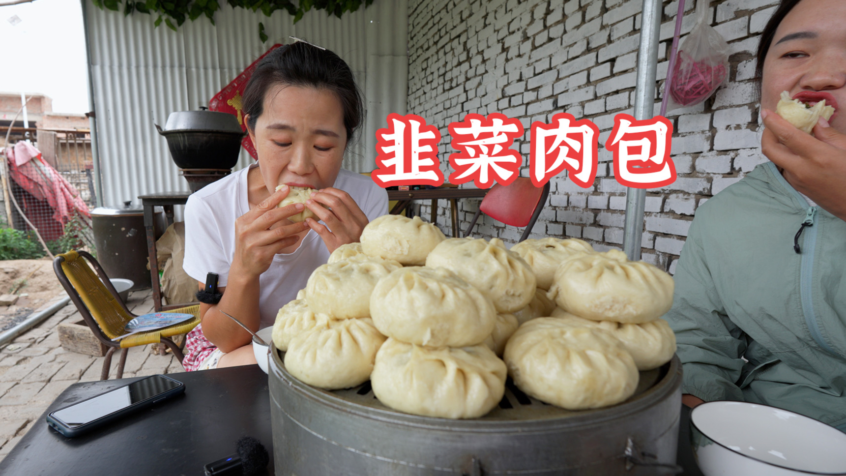 菜园韭菜又长好了，做韭菜鸡蛋酱肉包，一口下去酱香味美，真香！