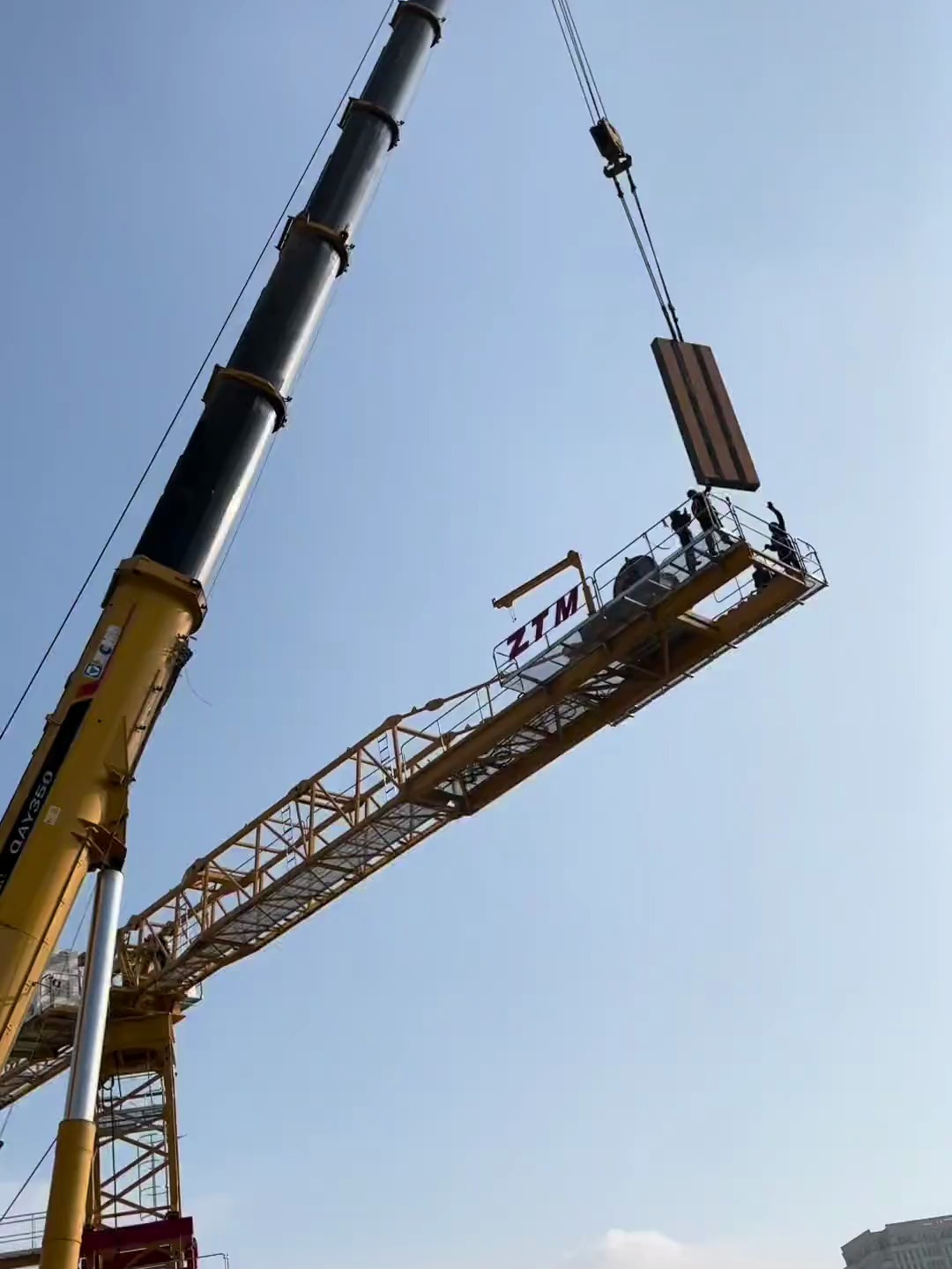 大力出奇迹,塔吊配重吊起!-度小视