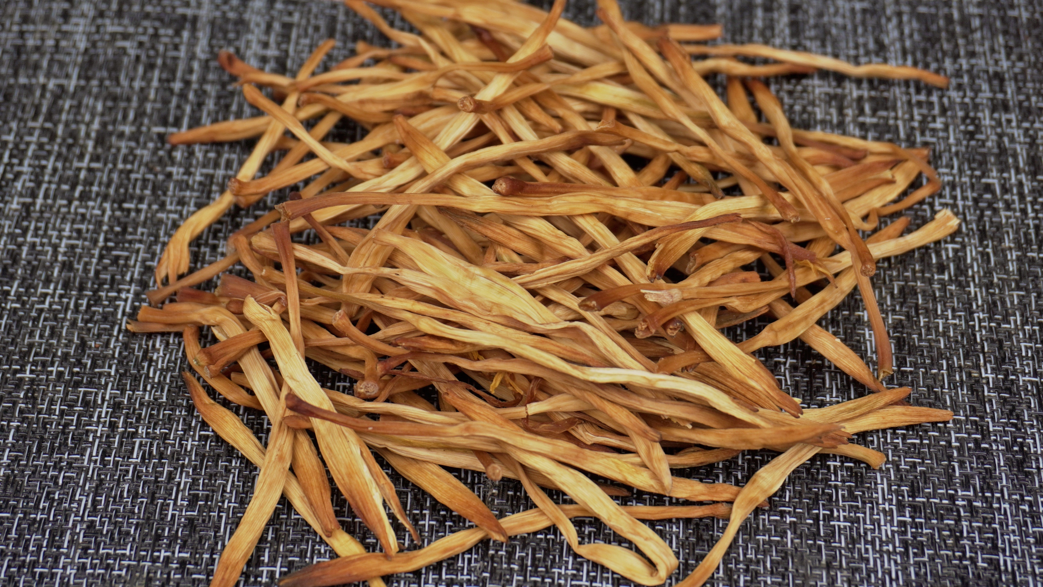 补药一堆,不如3天吃上一次黄花菜,教您养生吃法,睡得香身体好