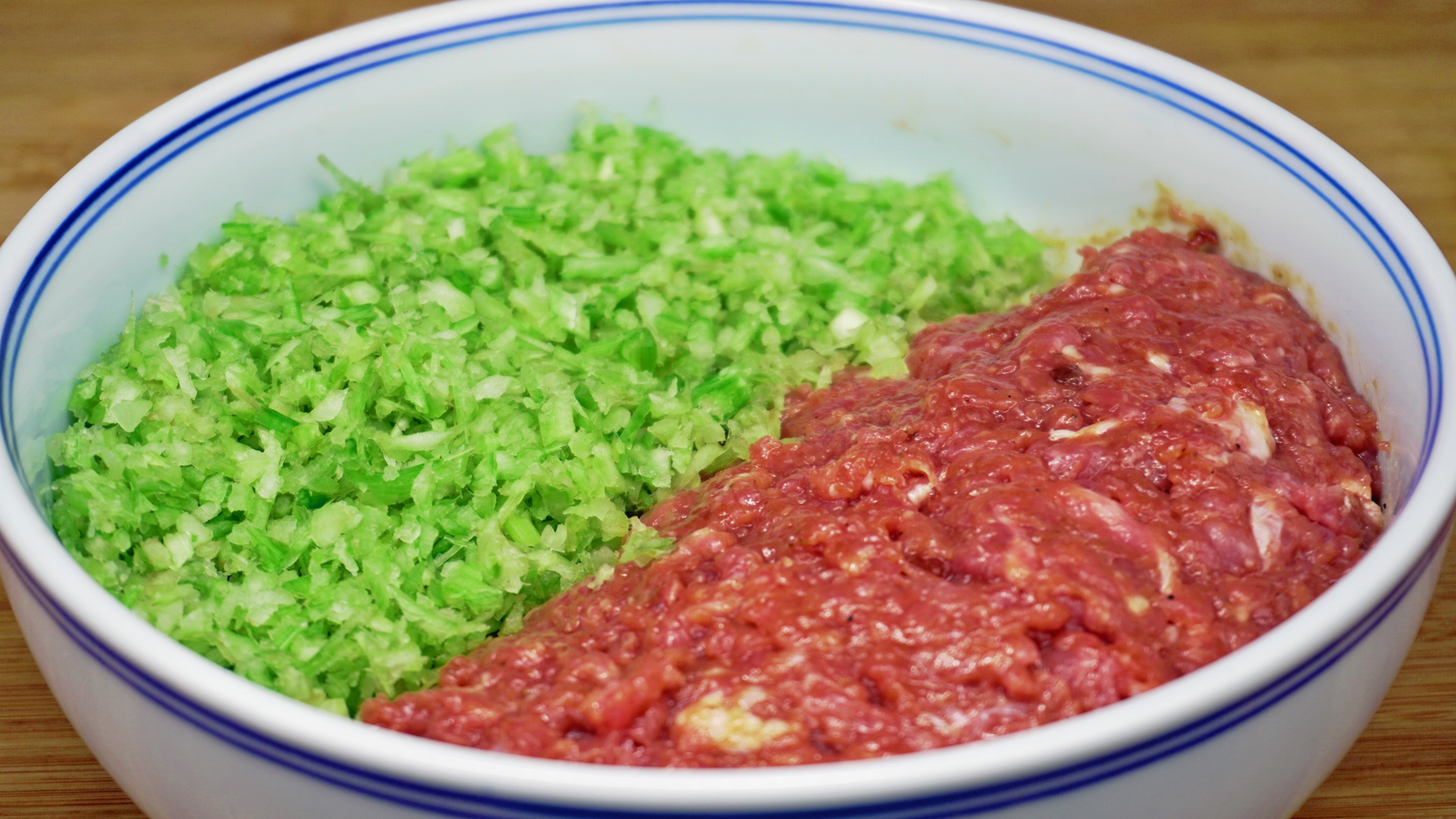调芹菜猪肉饺子馅,牢记“3不放加2样”,出锅鲜嫩多汁,不腥不柴