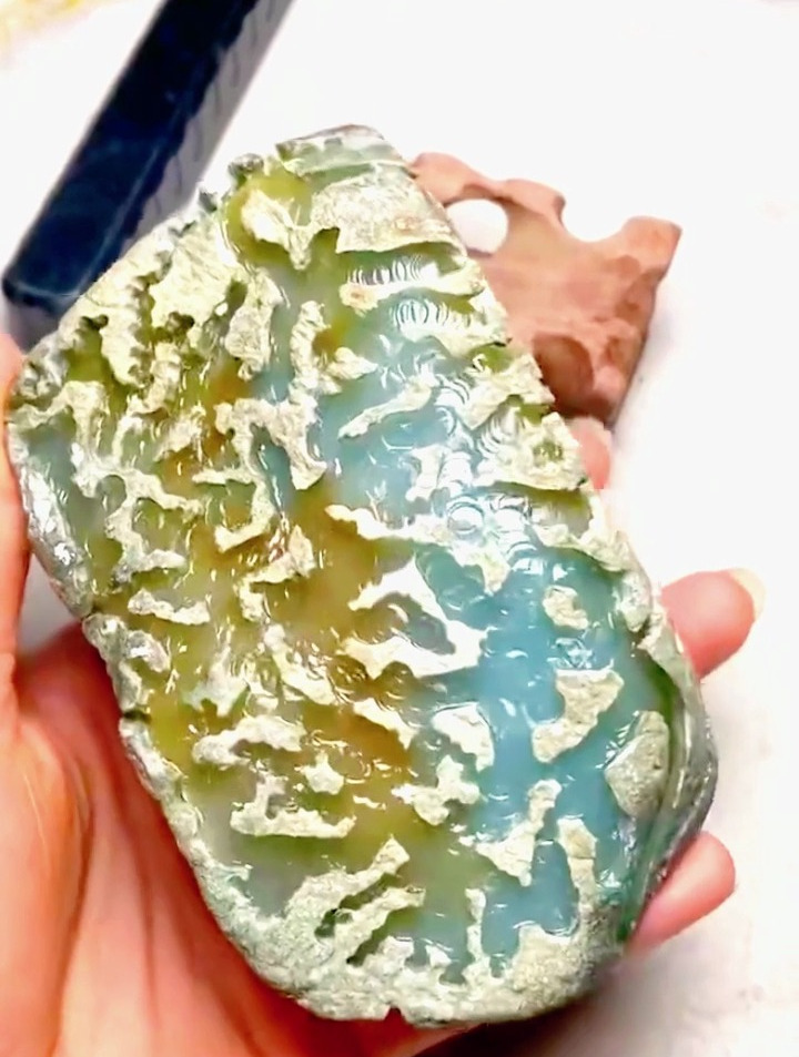 罕见莫西沙蓝底色红黄翡翠特色料,640克的精品,可雕刻特色牌子