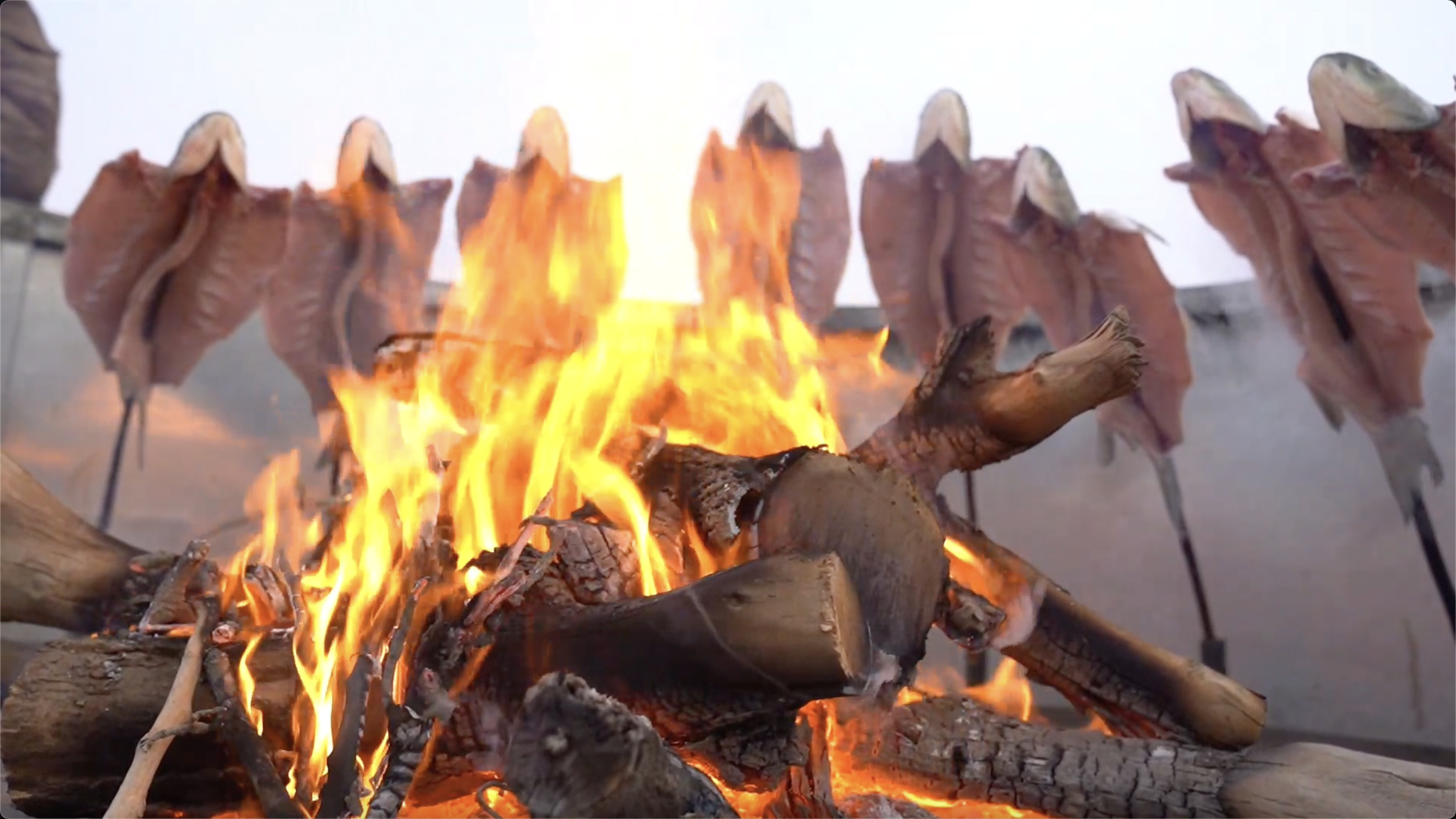 新疆路边摊泥巴牛肉100元/公斤,腌制后馕坑烤制10小时,软糯入味