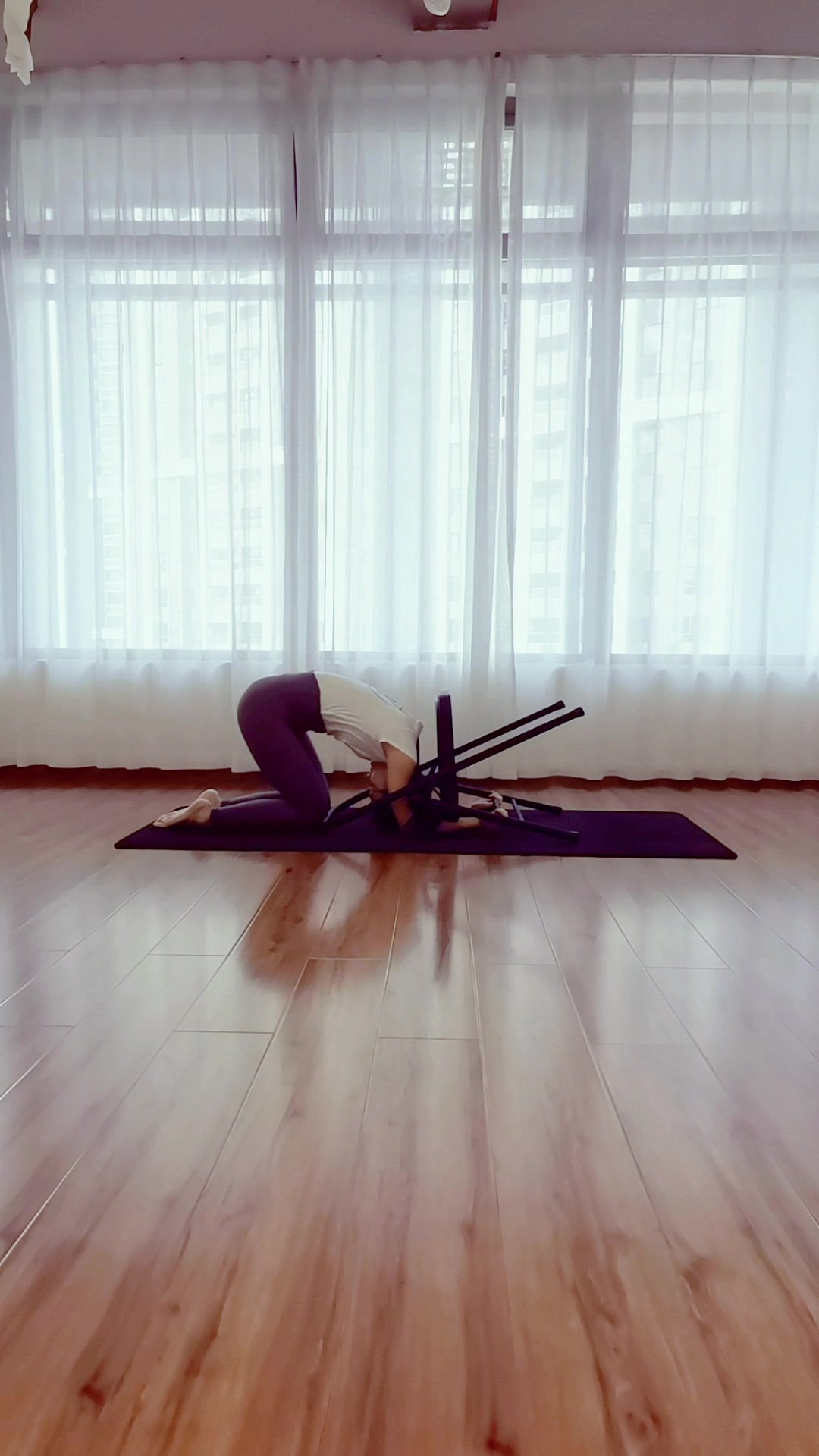 用瑜伽椅练习头倒立,锻炼更有效