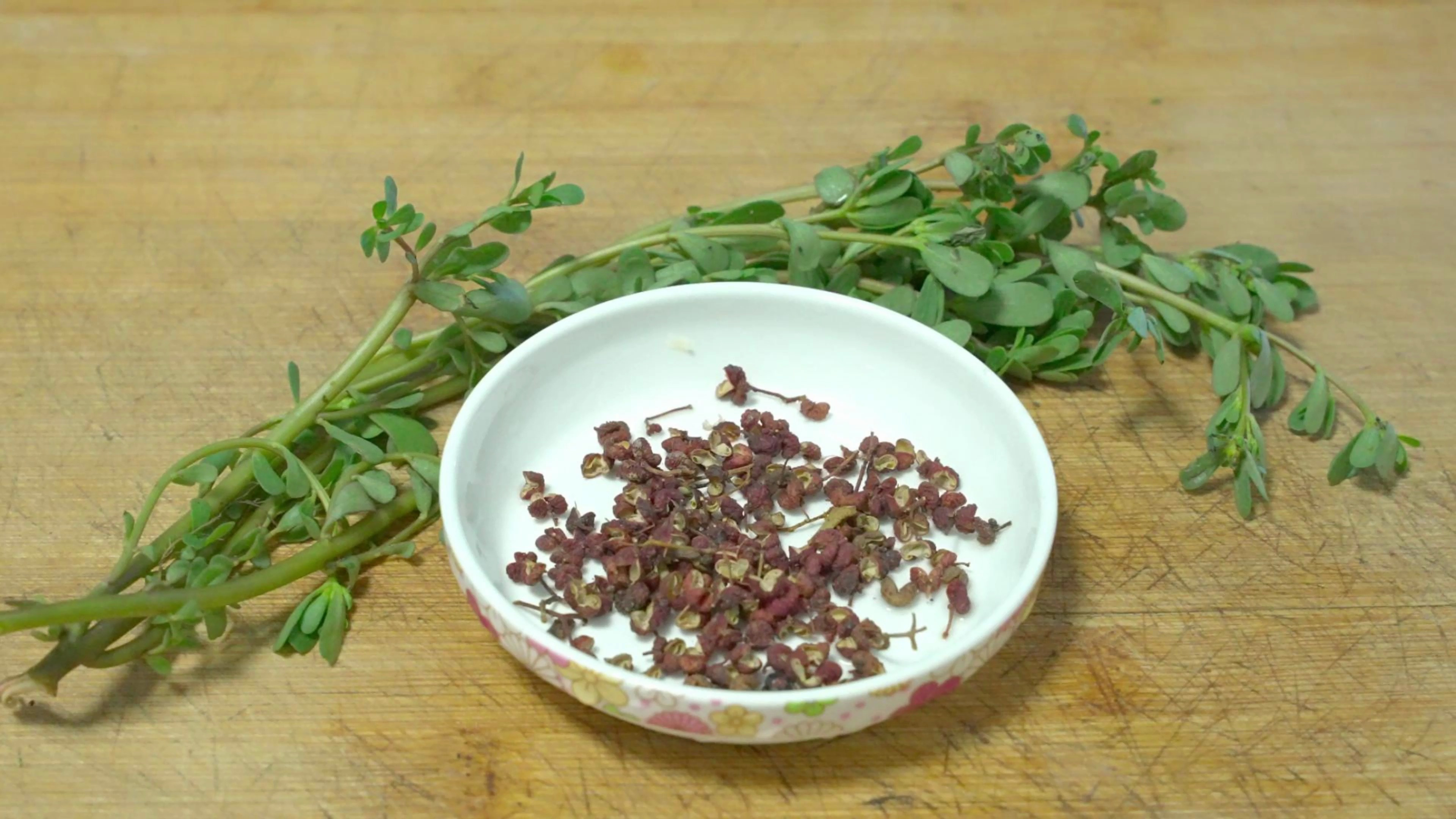 马齿苋搭配花椒煮一煮真厉害,97岁老中医的土方法,省钱又实用