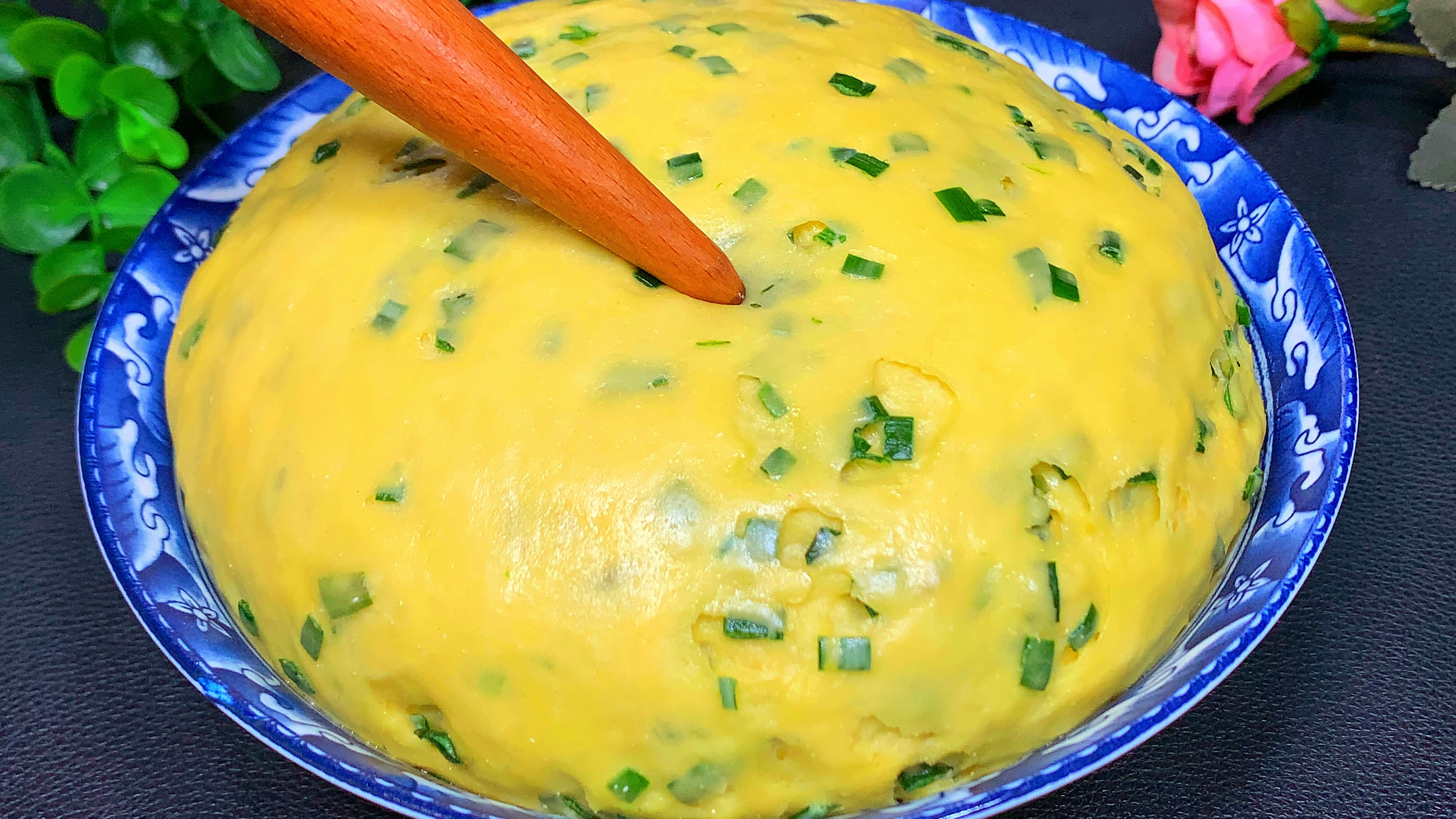 面粉搭配韭菜，教你从没吃过的做法，比馒头好吃，比馅饼简单