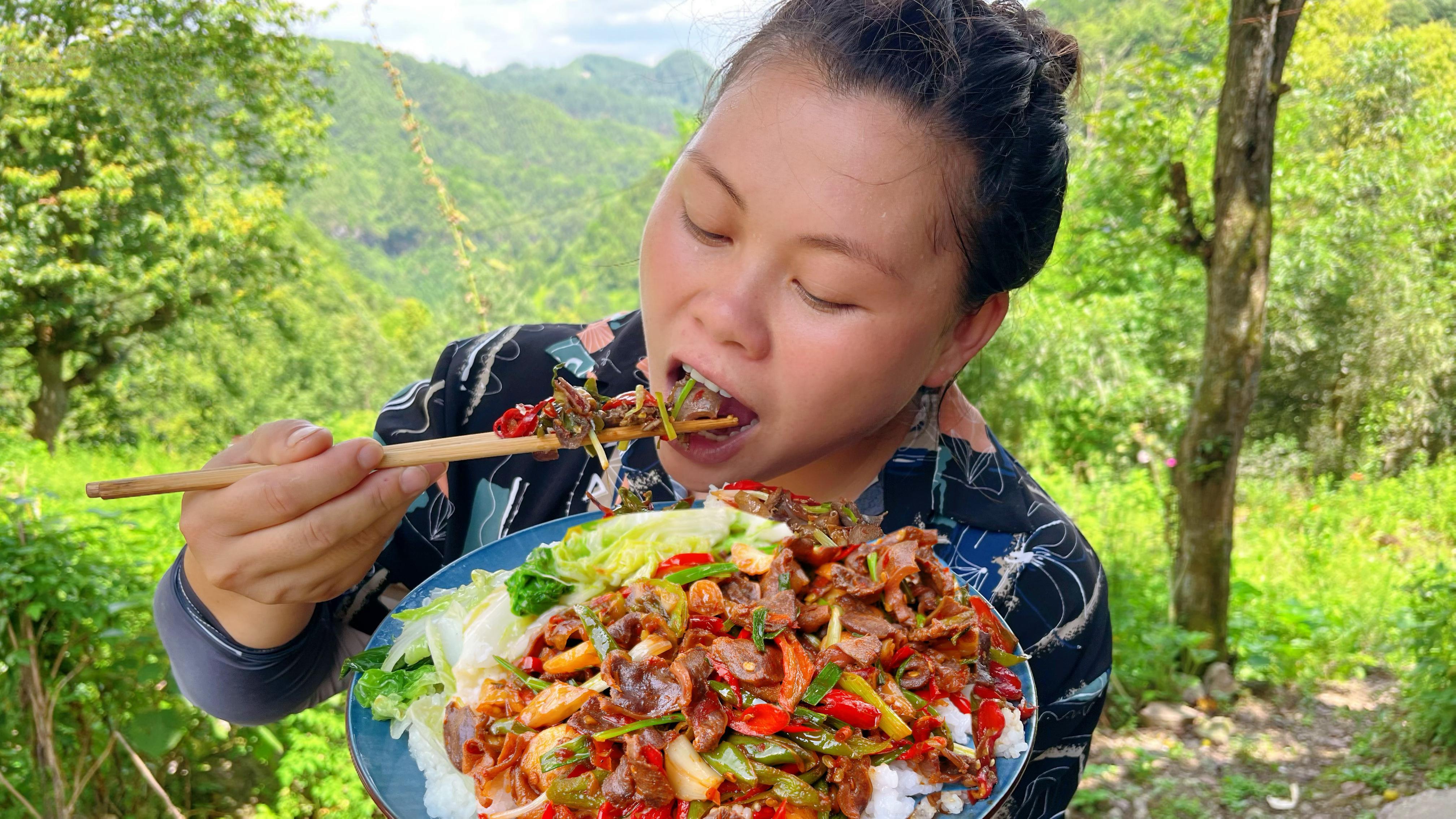 欧妹两斤鸭杂一斤辣椒,爆炒后直接盖饭被辣得满头汗