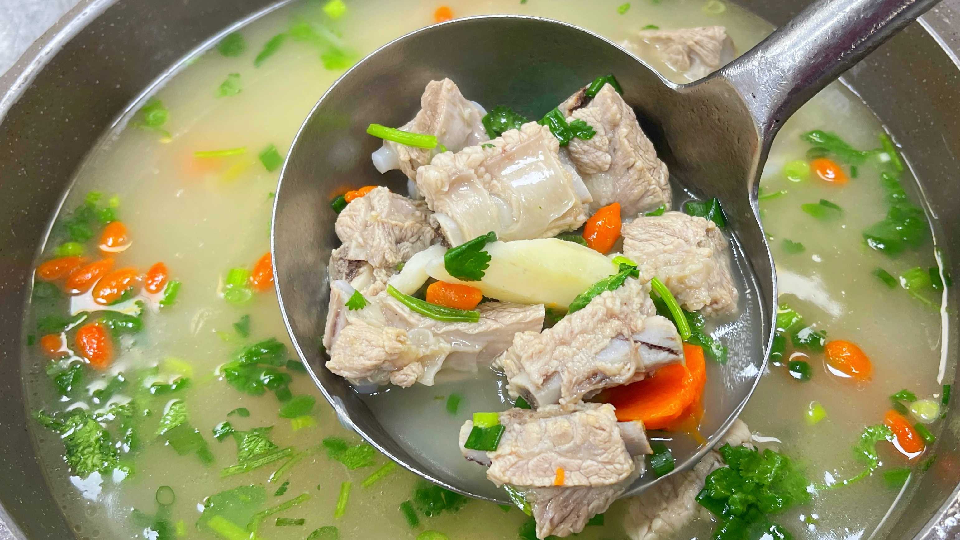 炖排骨汤一定要牢记3放4不放，大厨教你方法，汤鲜味美不腥不柴