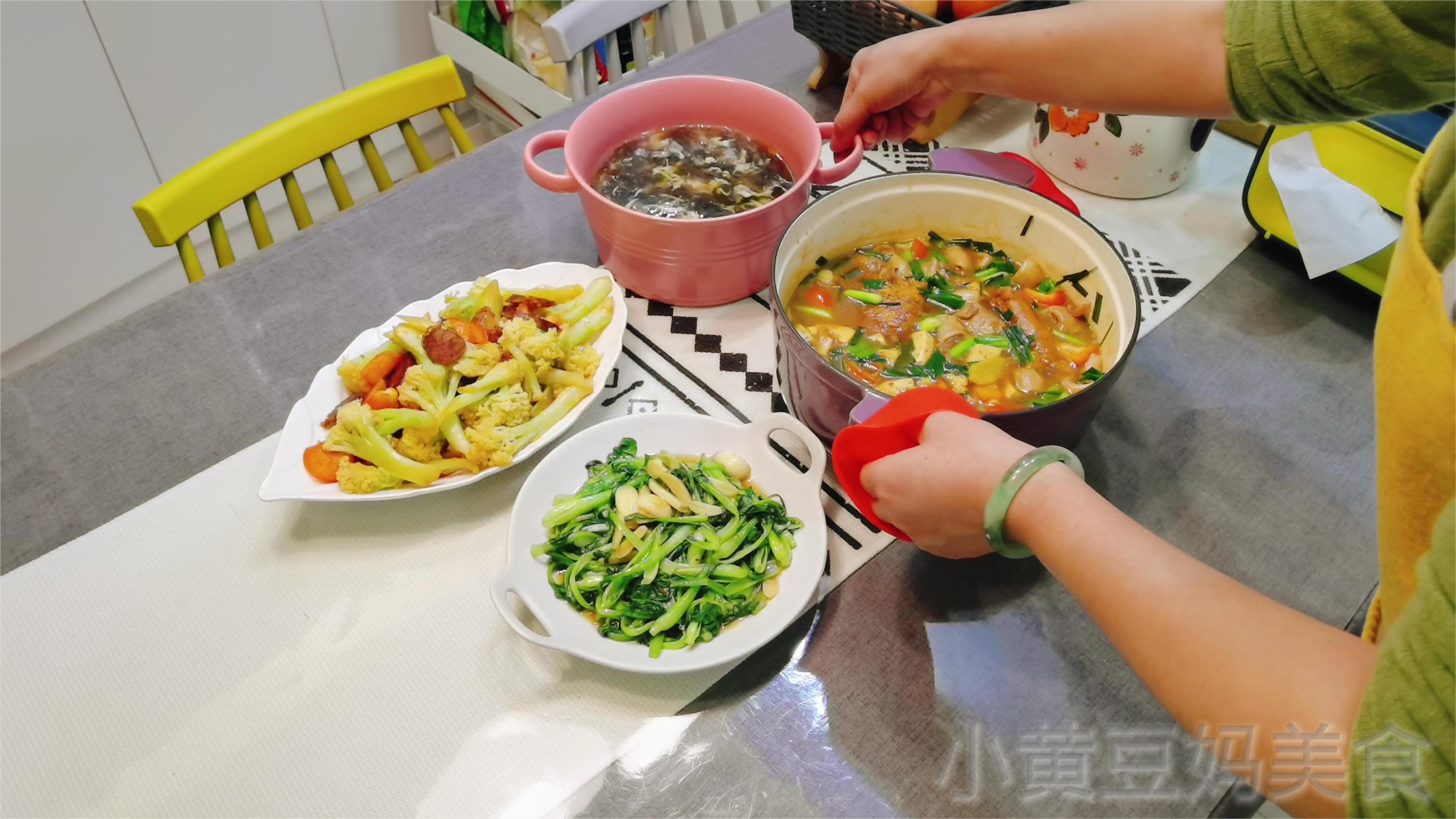 晚餐花75元做三菜一汤,鱼籽鱼泡炖豆腐一家人都爱吃,就是有点贵
