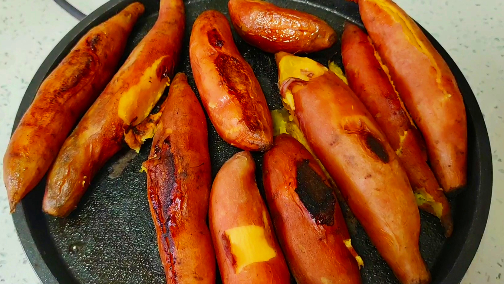 自从学会用电饼铛烤红薯,我家隔天烤一锅,甜蜜软糯,2元做一锅