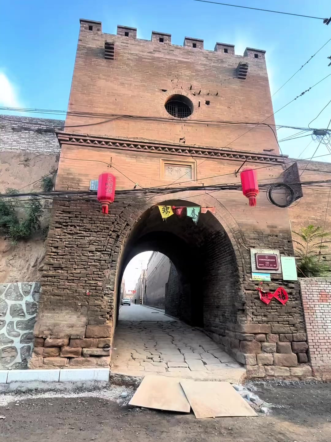 平遥梁村天顺堡,占地70亩,始建于明
