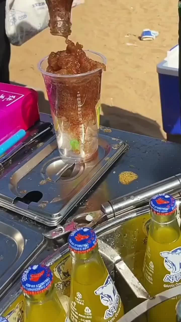 汽水饮品来回摇变冰沙杯的网红可乐摇摇冰