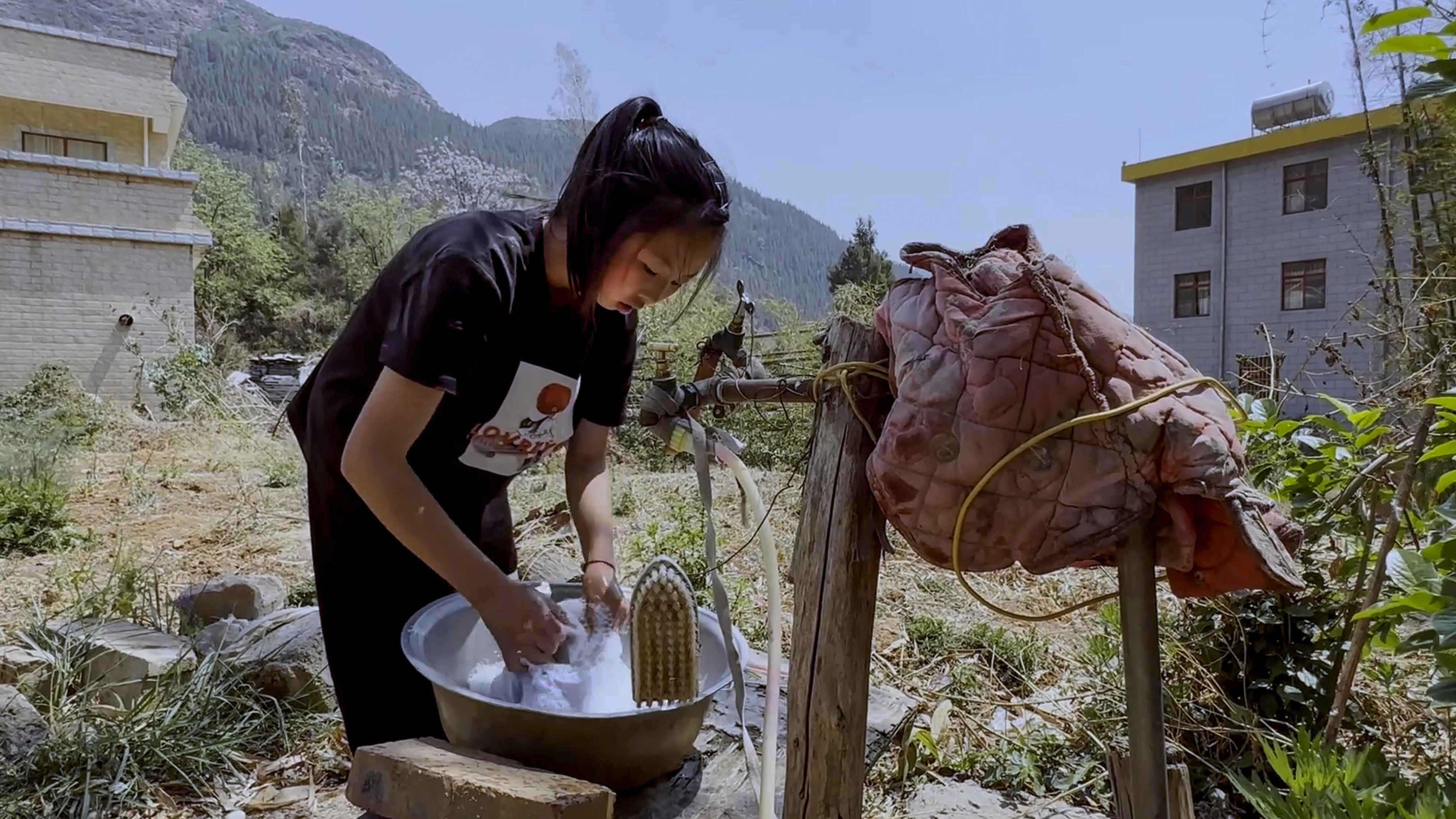 为给爸爸省药费,女孩上学啃馒头充饥,爸爸却在家省钱给她上学