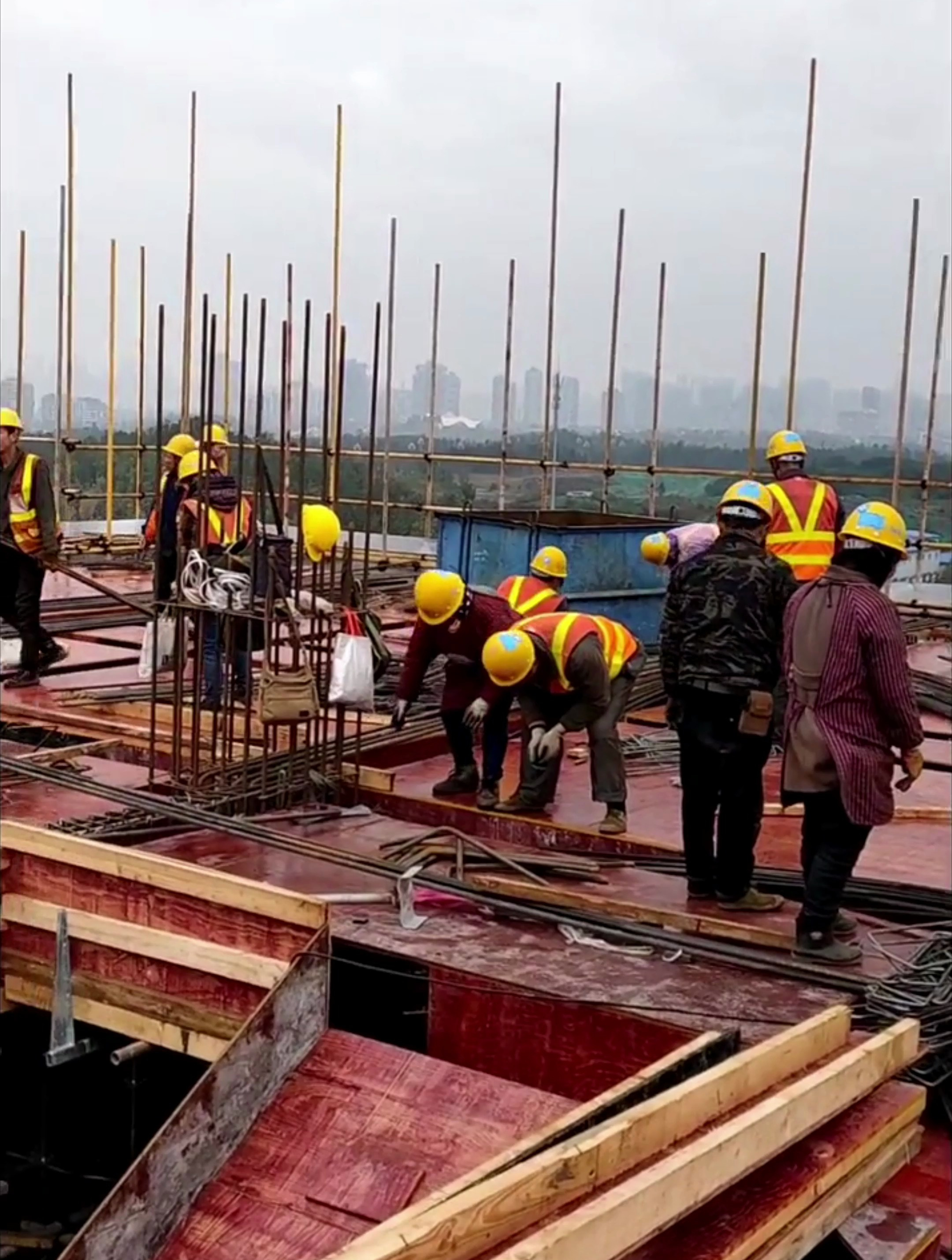 最美的农民工兄弟!冒雨上班的钢筋工团队!喜欢就留下小爱心吧!