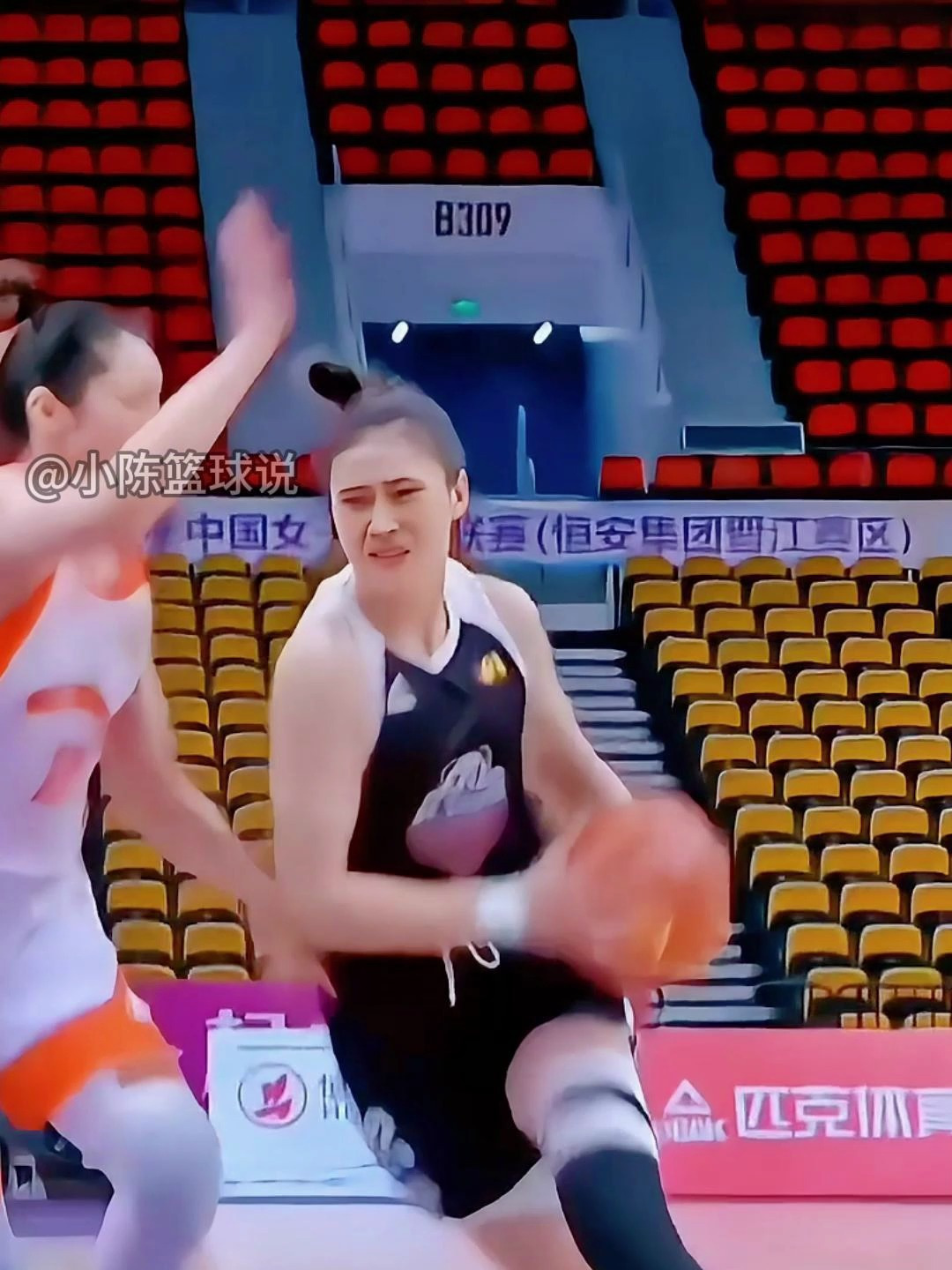 王雪朦强突内线左手高难度打板命中!行云流水的配合太精彩了
