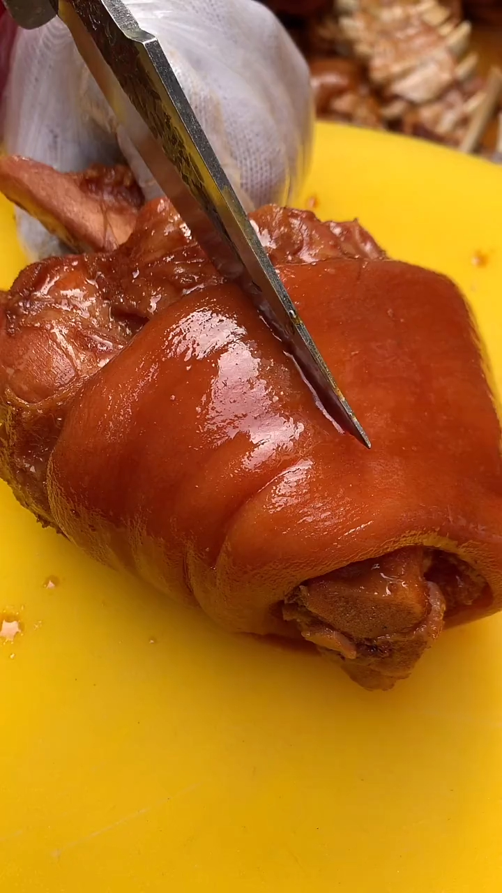 这才是真正的卤肘子剪开那刻不喝三杯可惜了