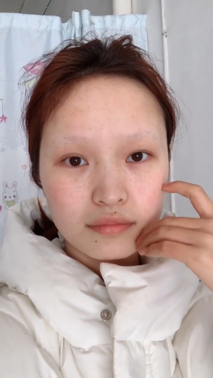 脸部瑕疵多就遮瑕,眉毛稀少就化,不会化妆就学