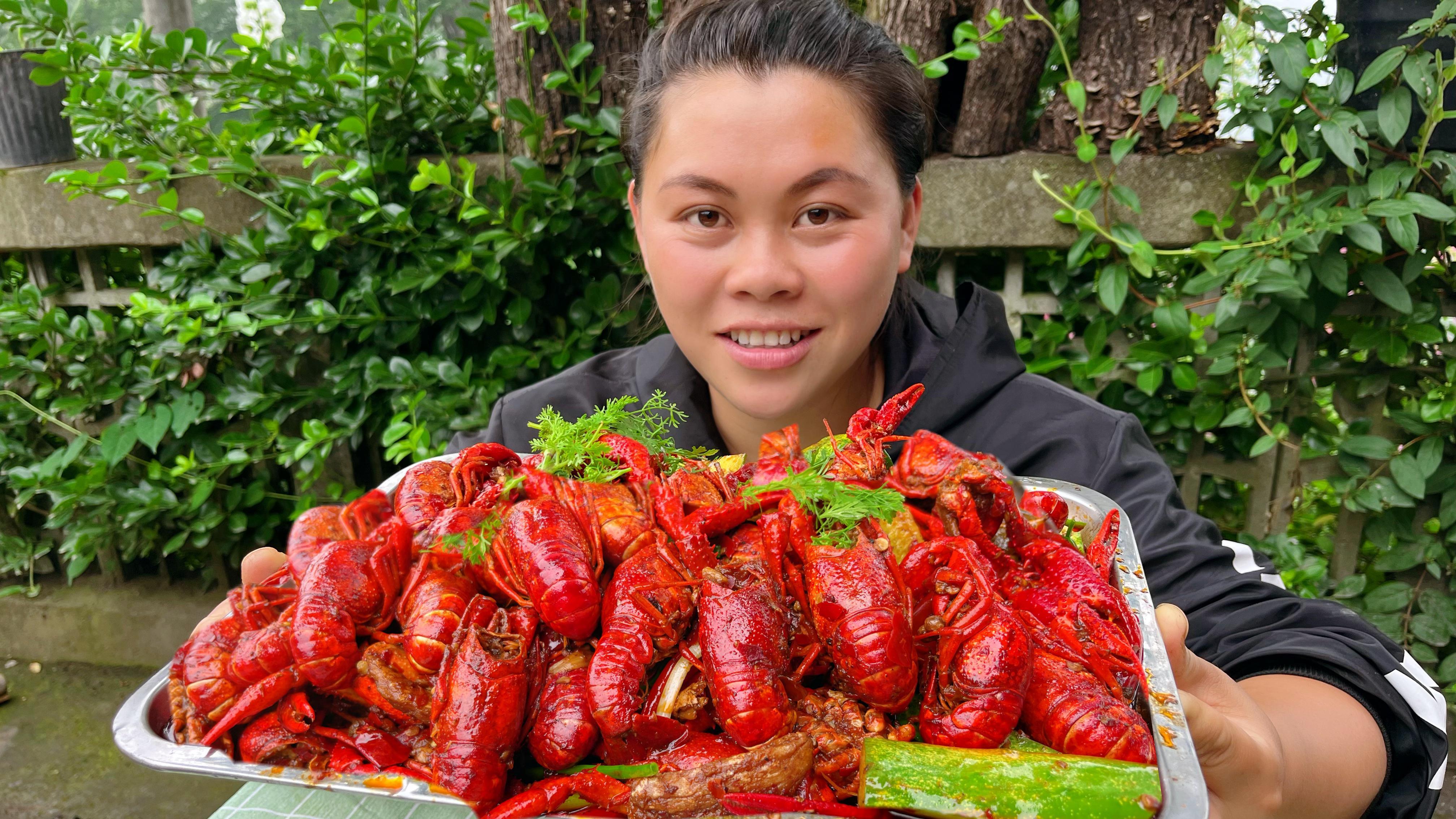 今天弄来一盆小龙虾,欧妹做成麻辣小龙虾,大口吸汤吃肉太过瘾了