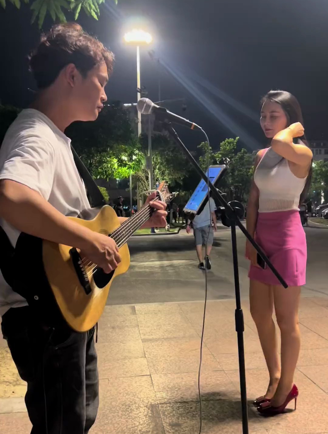 小伙街头翻唱《驿动的心》,小姐姐听得不愿走了