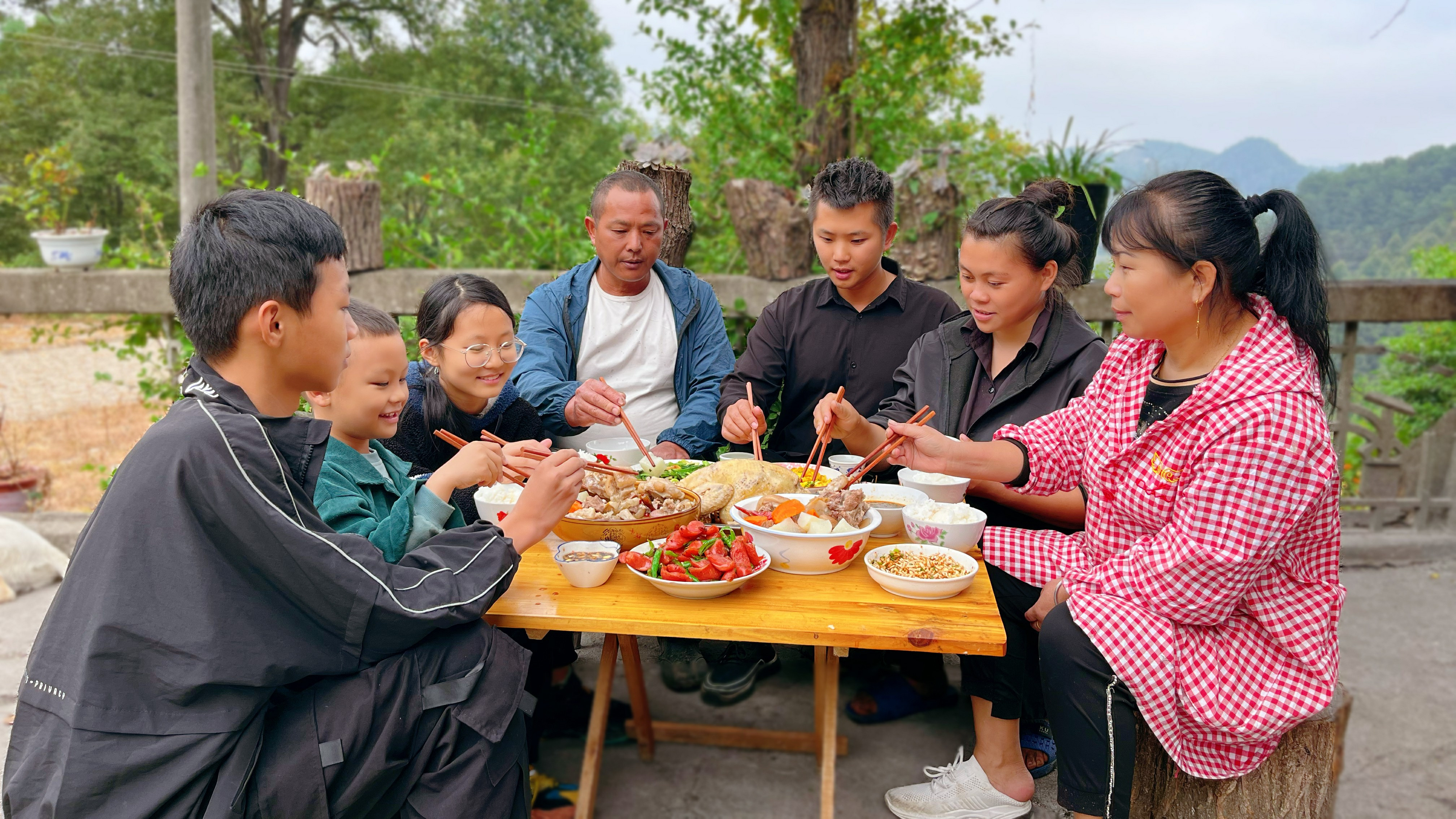 欧妹跟家人干完活，蒸只鸡再炖只猪脚，满满一桌肉和菜下酒又下饭