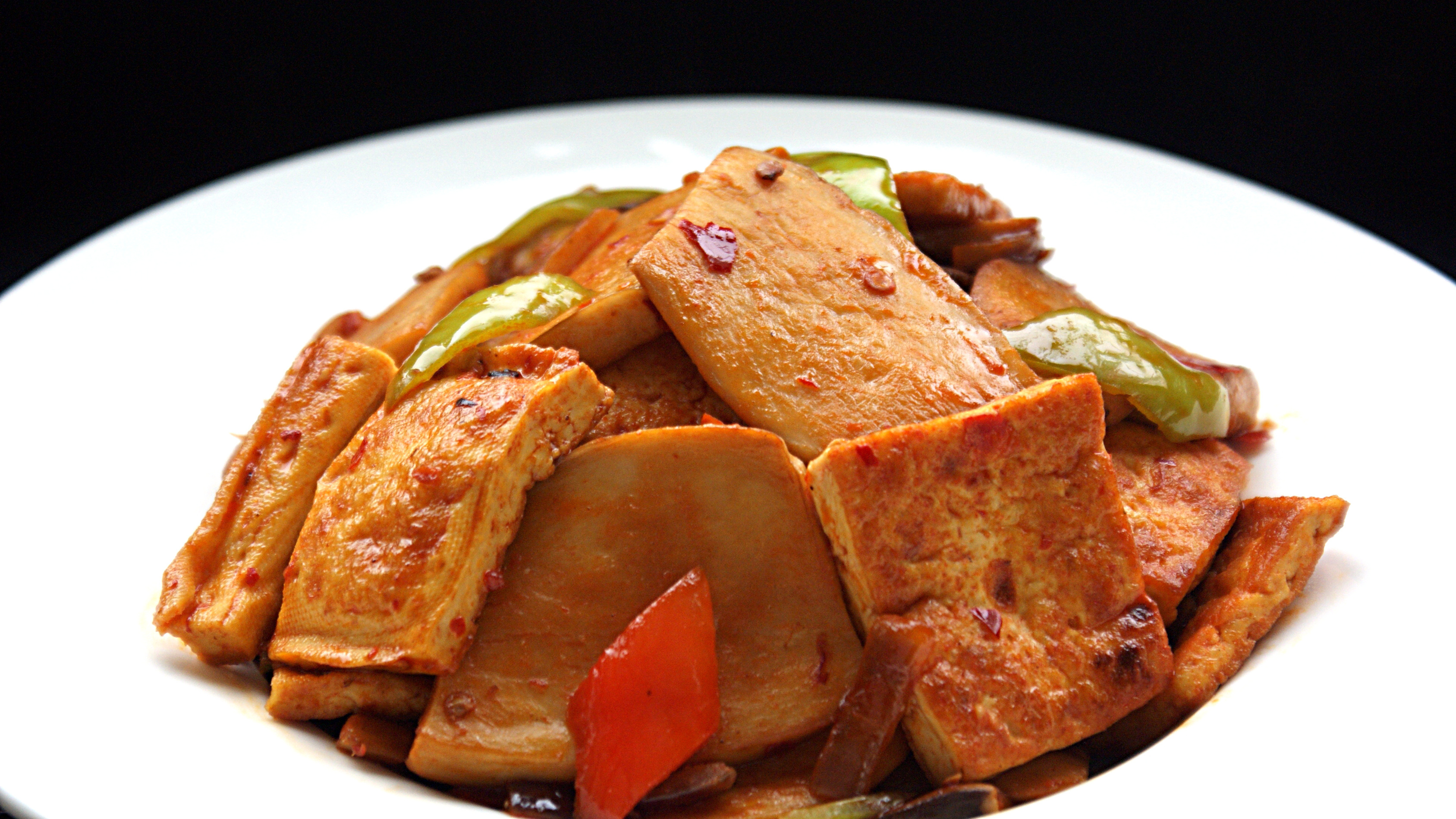 杏鲍菇炒豆腐素食也美味,杏鲍菇qq滑滑的,豆腐软软嫩嫩的麻辣味