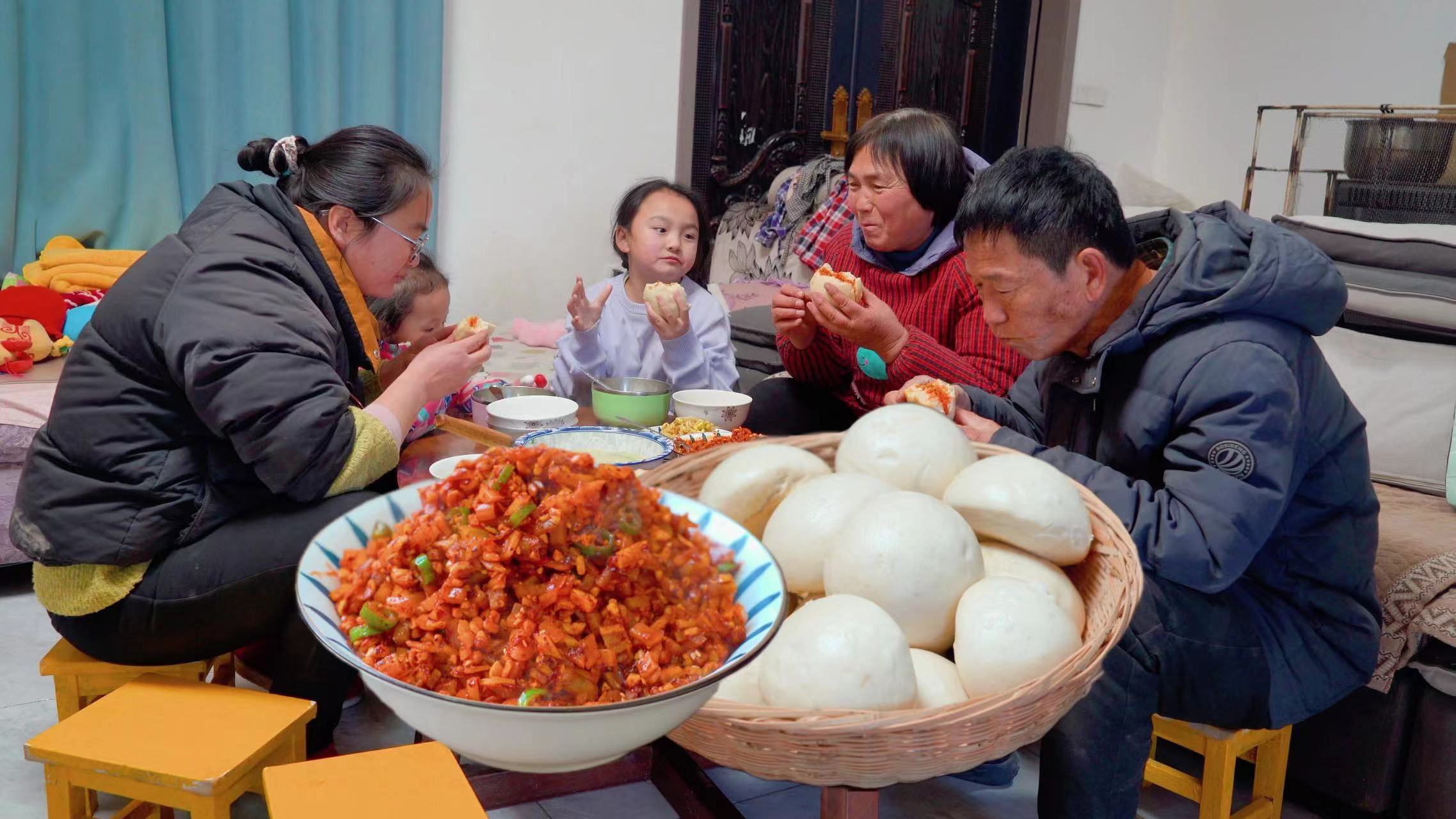 腌好的咸萝卜，和花生碎这样简单一炒，夹馍吃太香咧！