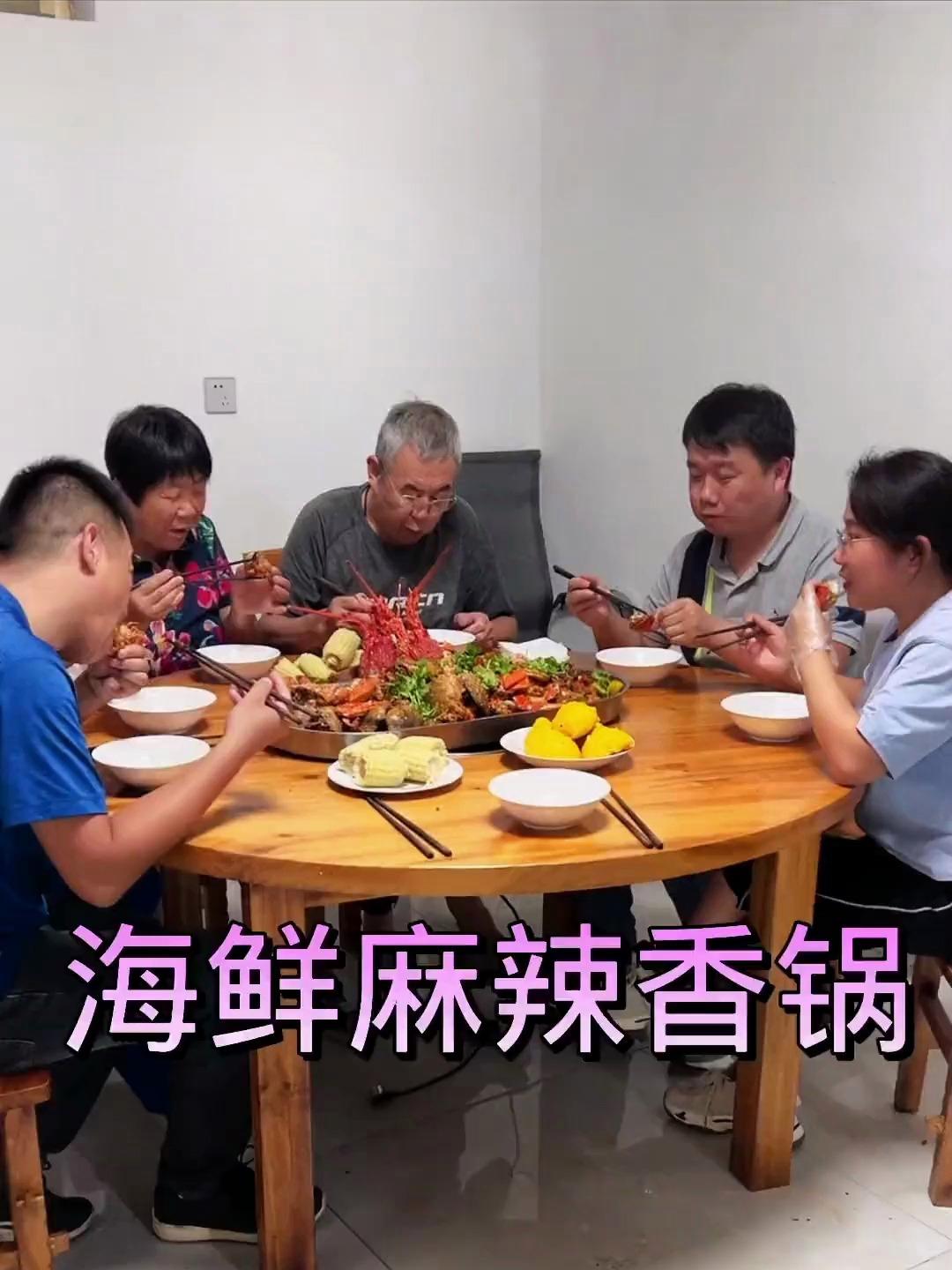 今天老公回家买了海鲜,做个麻辣香锅吃,麻辣鲜香,太好吃了