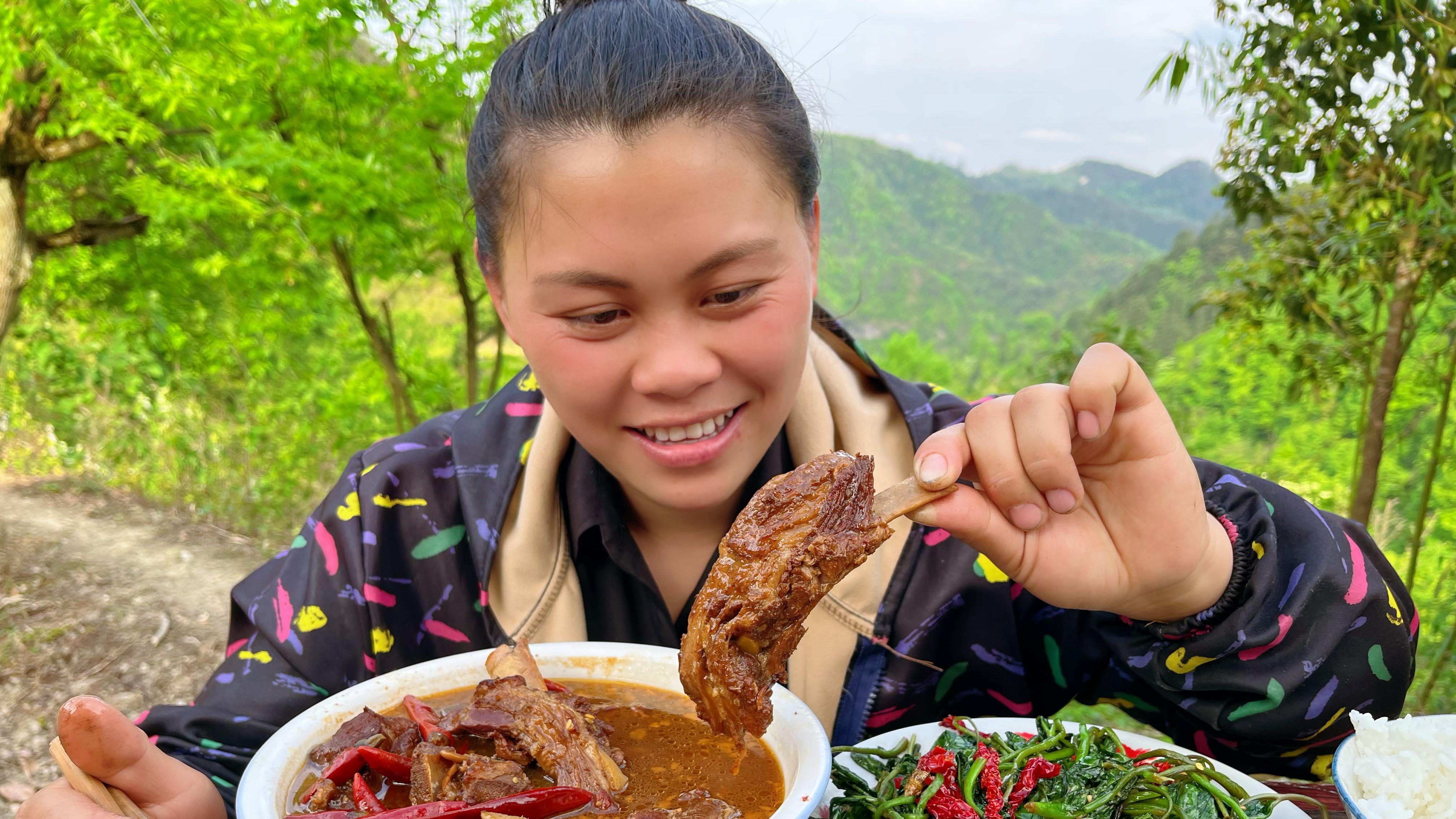 今天扯了堆鸭脚板，再做个爆辣排骨，一口肉一口菜越吃越辣真过瘾