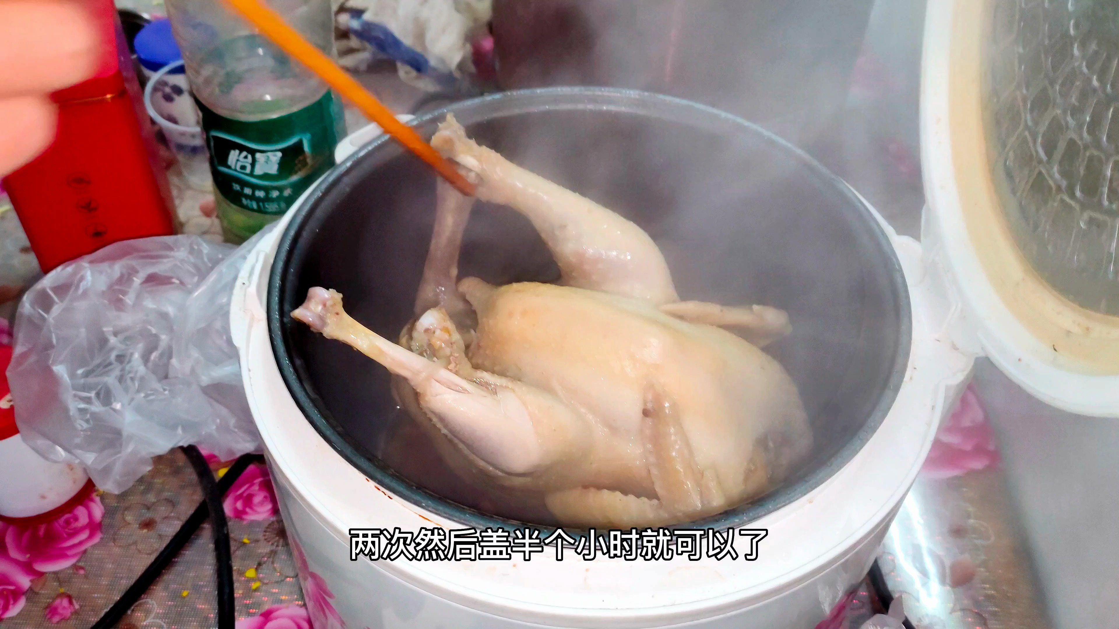 今天教大家在家如何用电饭锅就能做出好吃又美味的盐焗鸡!