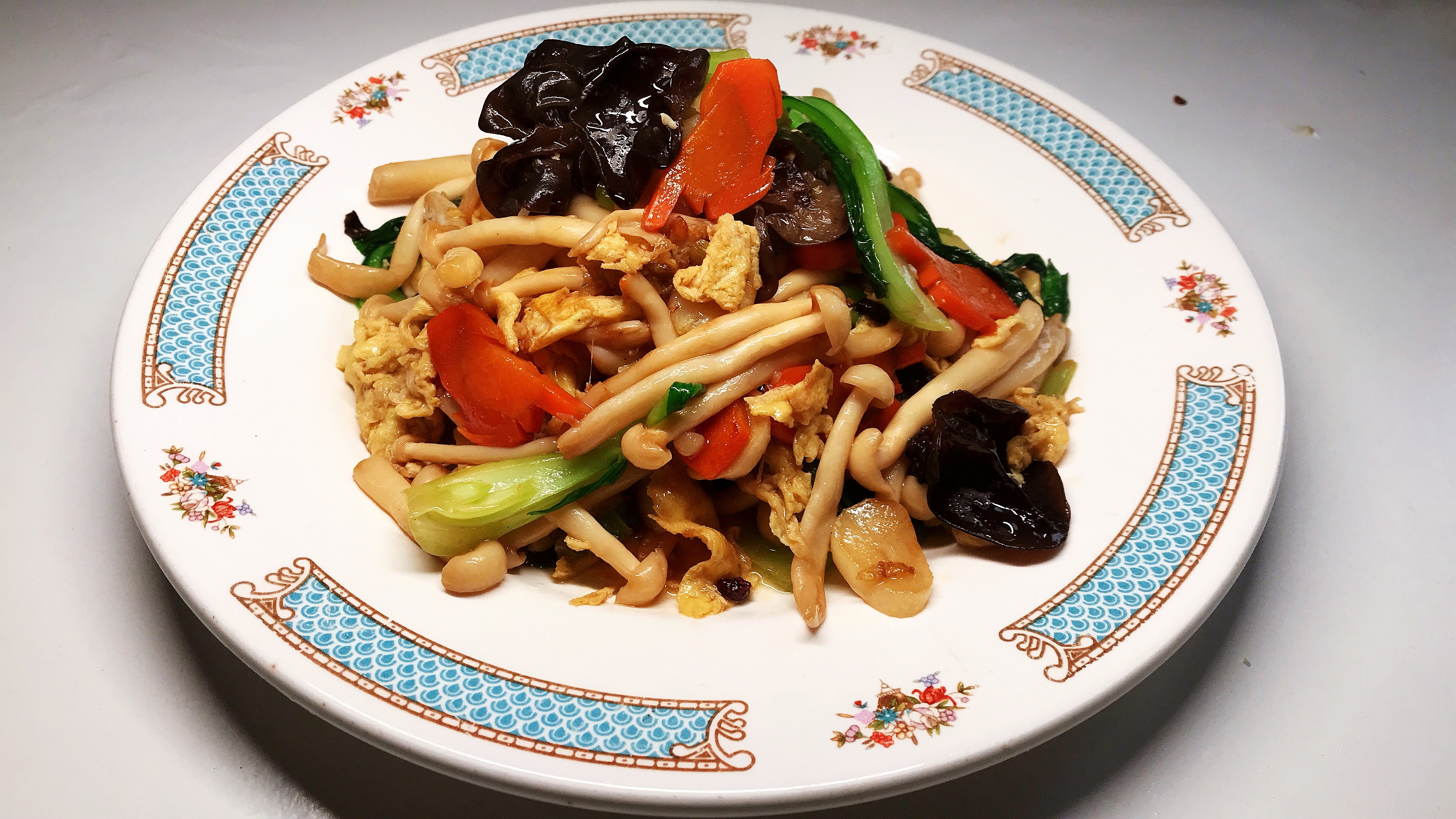营养丰富的素炒白玉菇,鲜香入味,健康开胃又下饭,上桌更受欢迎
