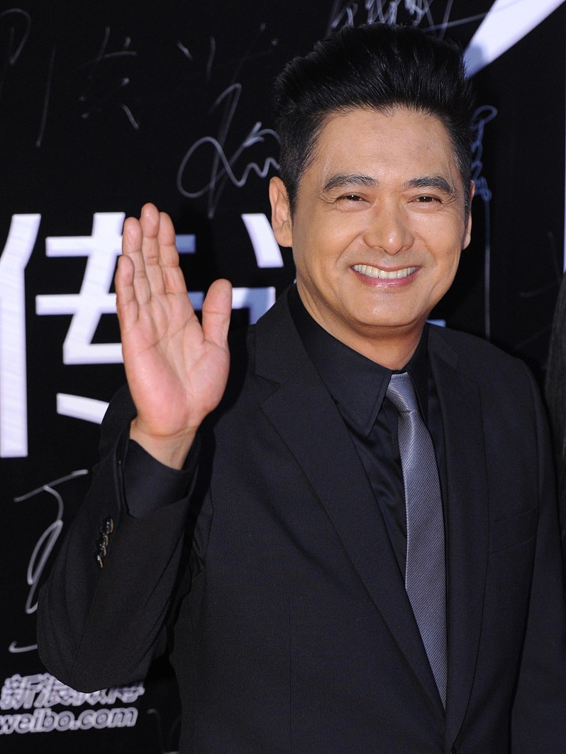 周润发与袁咏仪合影,表情有点尴尬,让人不解!