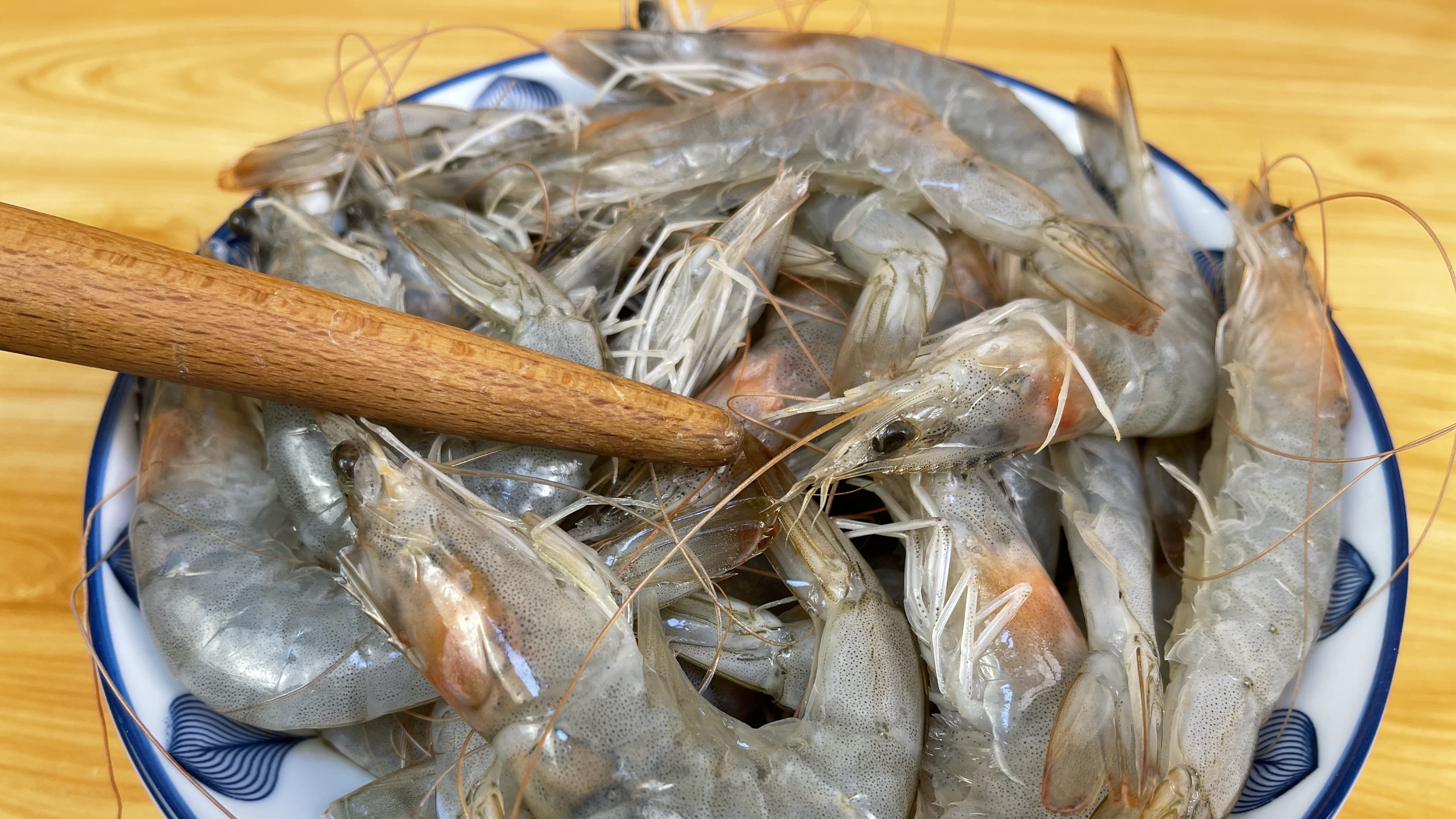 这才是油焖大虾好吃简单的家常做法,虾肉香酥入味,过年吃真过瘾