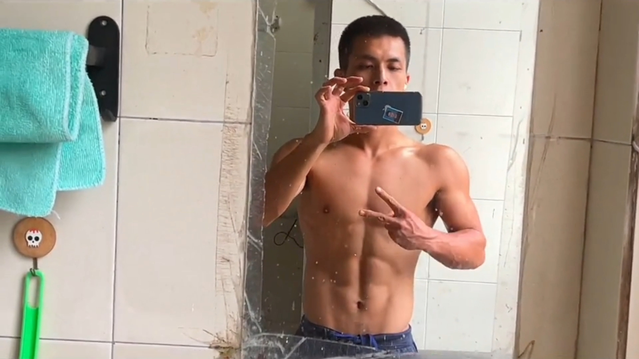 农村黑皮肌肉男,他的气质别具一格