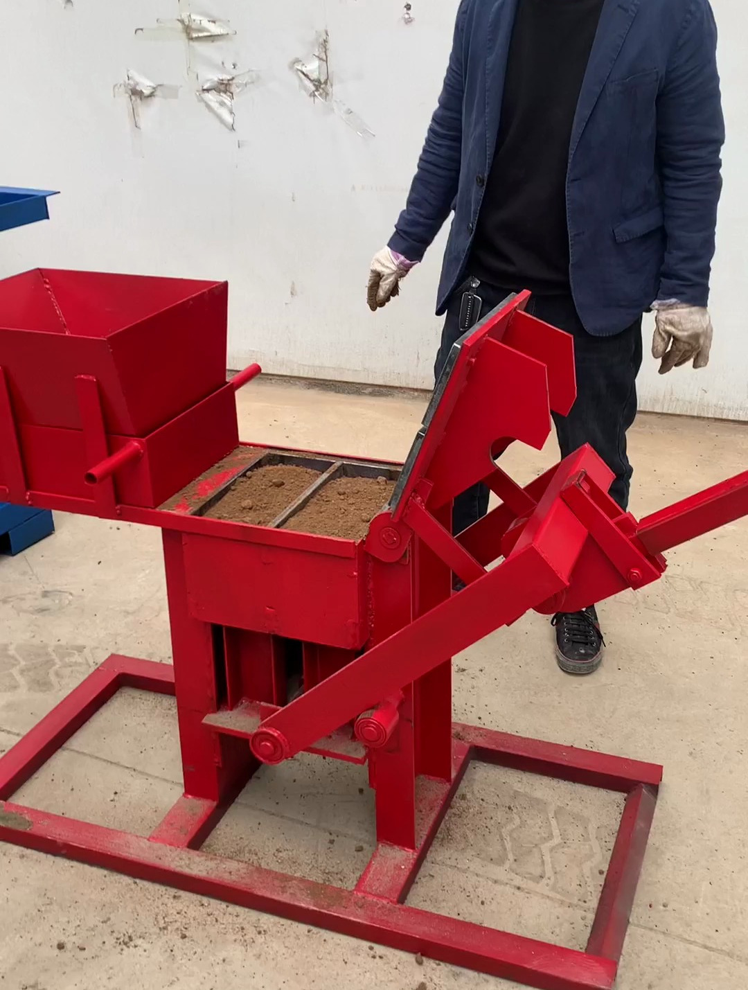 在非洲爆火的乐高黏土砖机,手动压制只需20秒砖块即可成型!