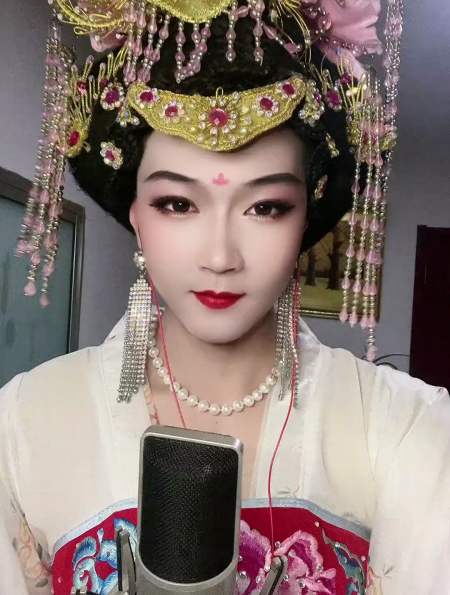 弘扬戏曲文化,李玉刚戏曲反串,美人吟带给你们,喜欢点个双击吧-度小视