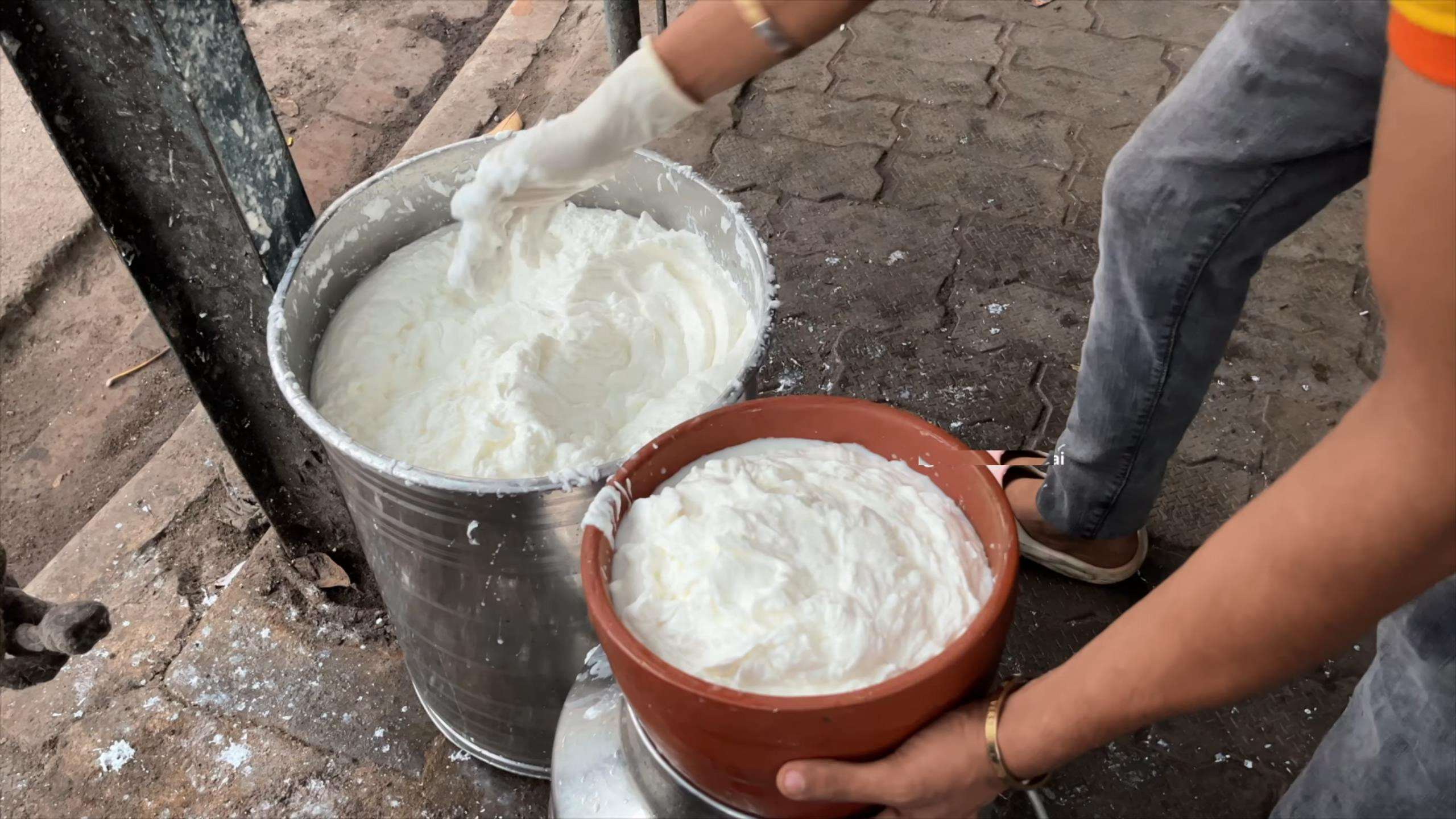 印度街头汉堡摊,用木桶就能钻出黄奶油,技术领先世界