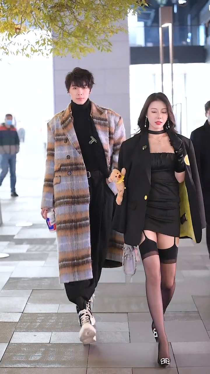 三里屯街拍的情侣,男的帅气,女的性感!