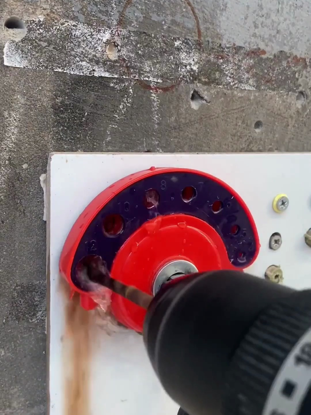 钻孔时怕钻头打滑?那就把钻头固定住不就好了嘛!