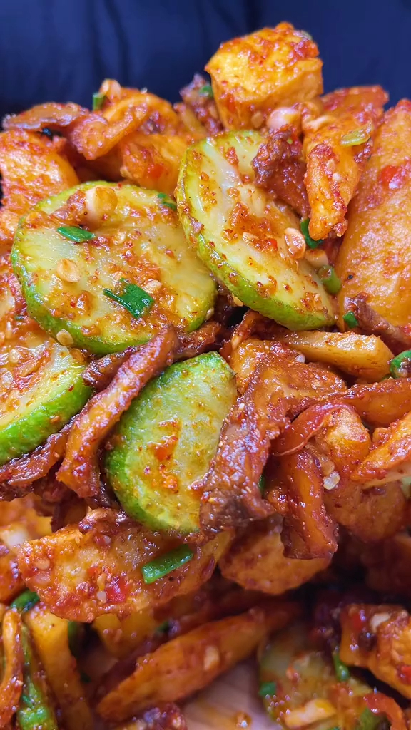 用各种小瓜人工菌和洋芋一起炸简直太可了