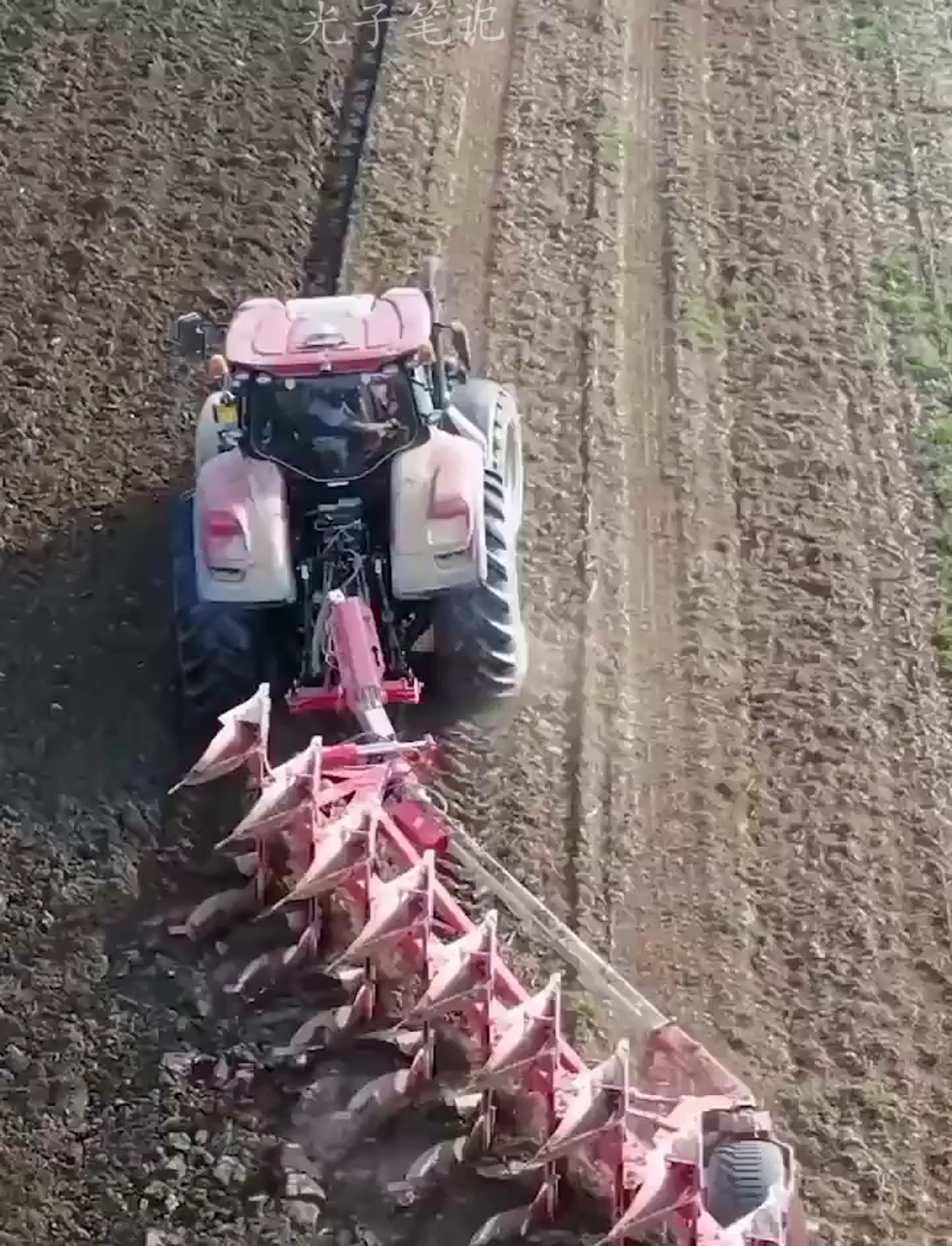 凯斯300号头拉博田650大犁,耕地深25厘米,宽4米5