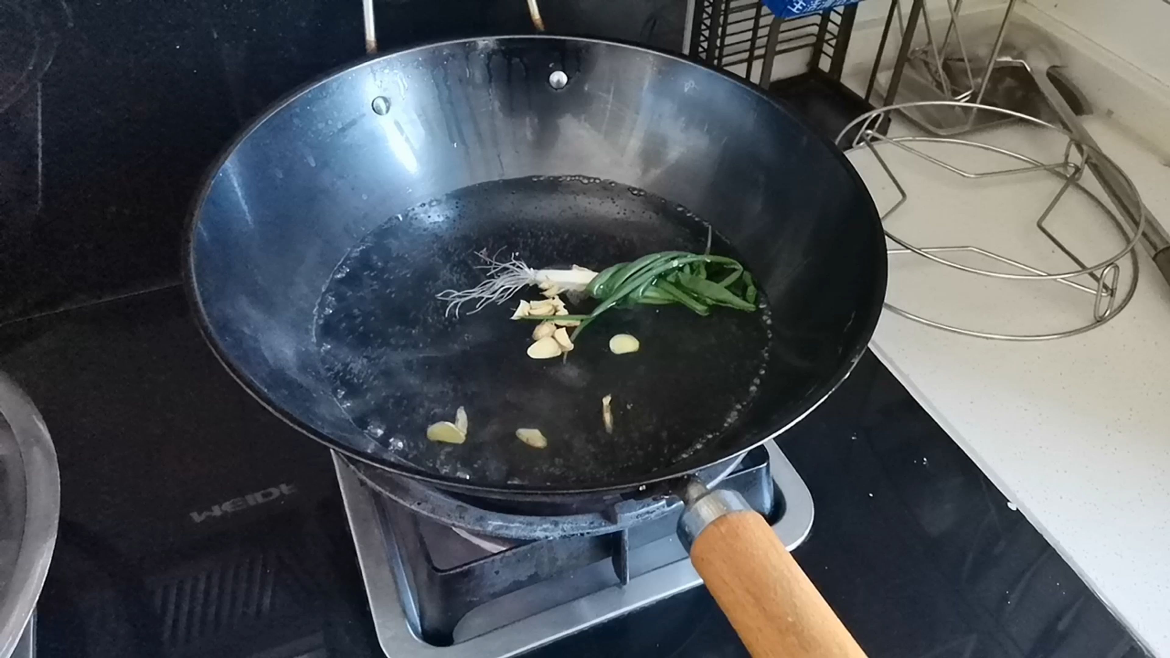 水煮虾时这样做,虾肉鲜嫩,不老不腥