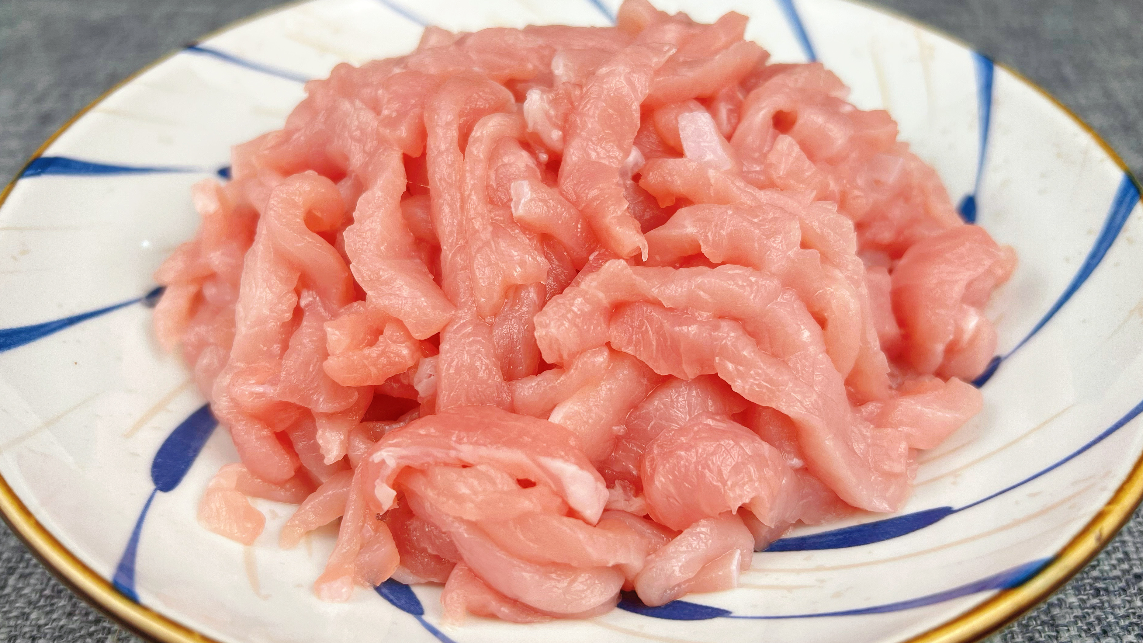 无论炒什么肉，都不要直接下锅炒，教你2个窍门，肉丝滑嫩不粘锅