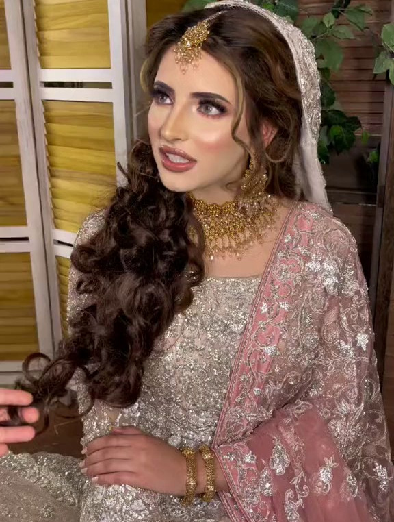 迪拜女人结婚,真正的穿金戴银,一件首饰就值一套房