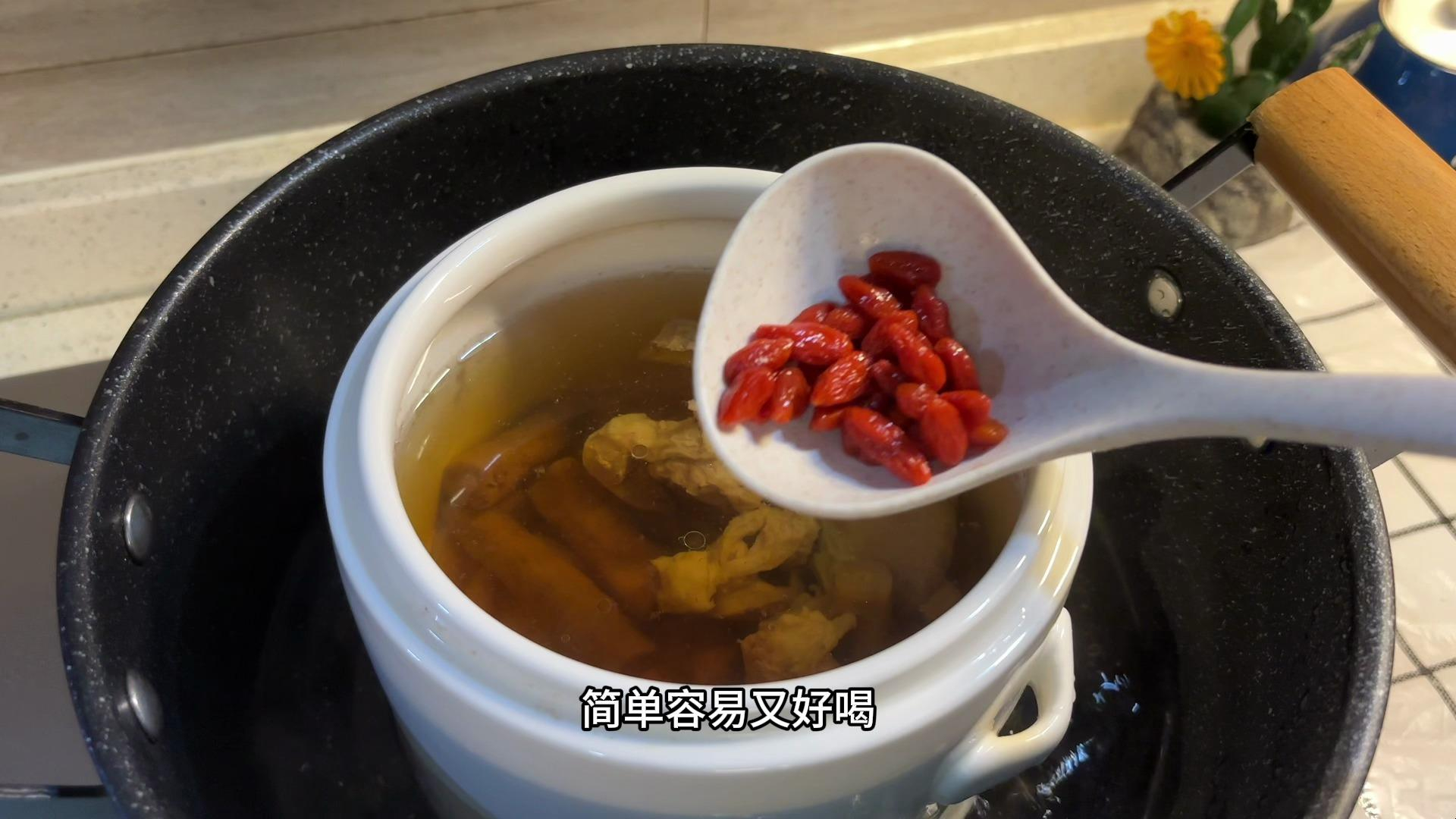 汤菜谱大全50道:黄芪党参炖猪展!